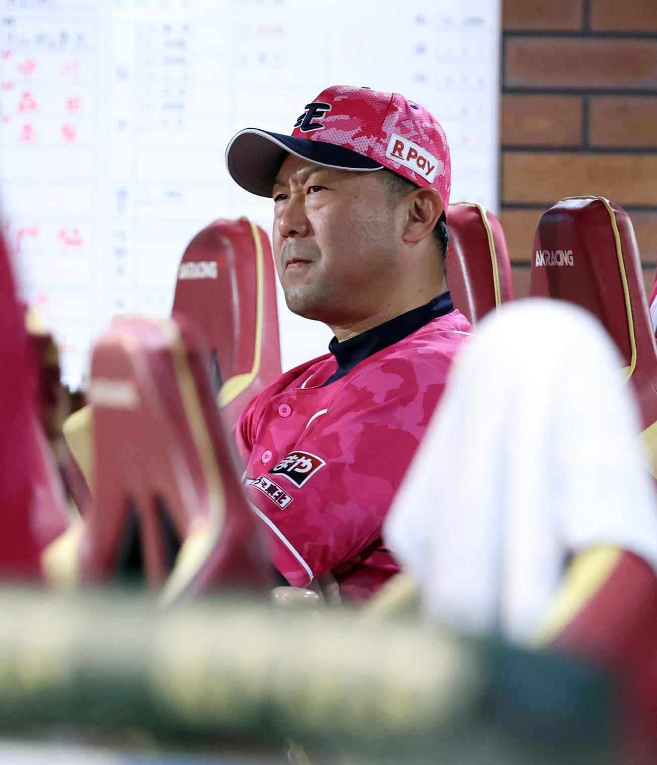 楽天対巨人　7回表巨人に追加点を与え、顔をしかめる三木肇監督（撮影・浅見桂子）