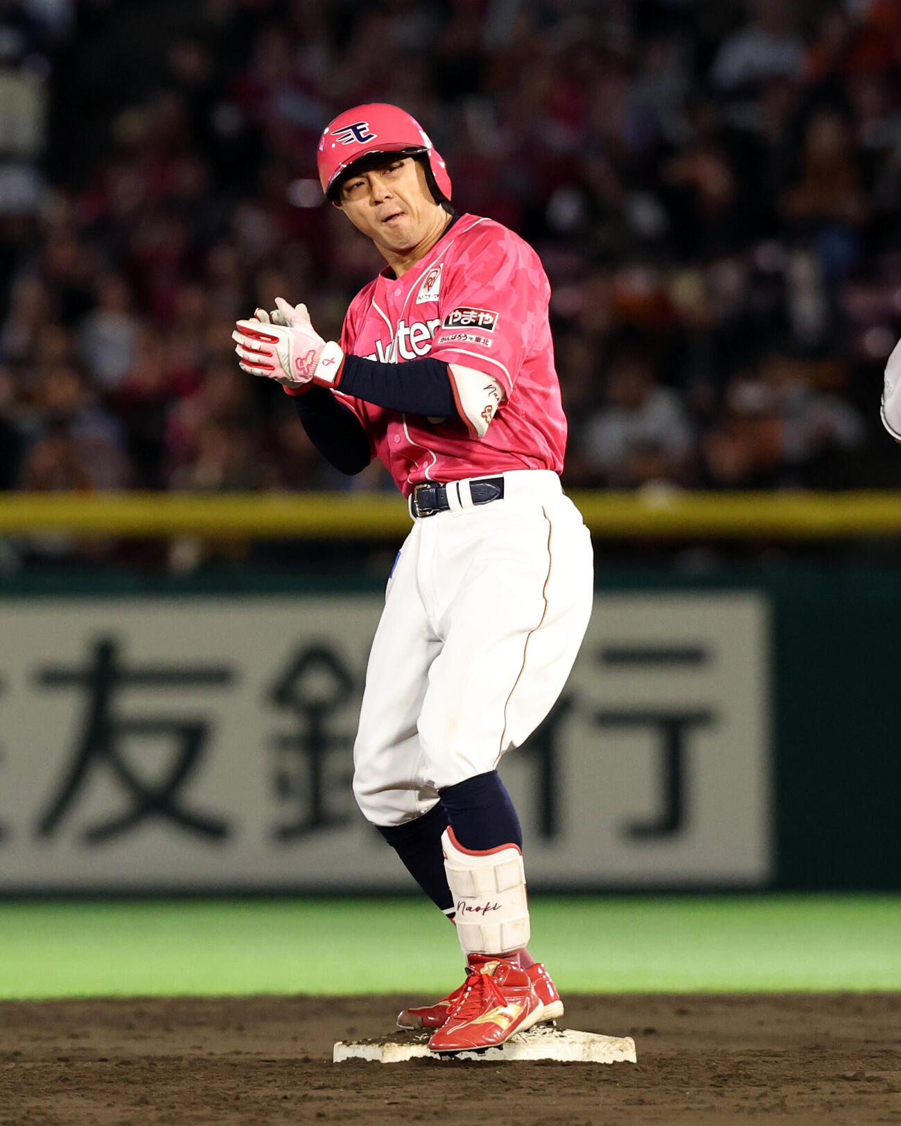 楽天対巨人　7回裏楽天1死二、三塁、佐藤直樹は2点適時二塁打を放ちポーズ（撮影・浅見桂子）