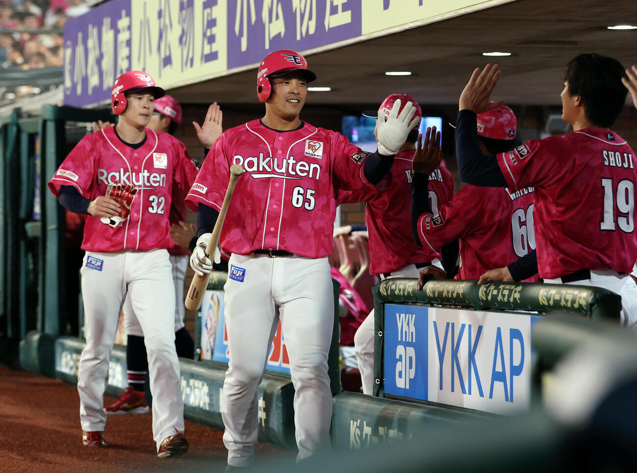 楽天対巨人　7回裏楽天1死二、三塁、佐藤直樹の2点適時二塁打で生還した堀内謙伍らは笑顔でナインとハイタッチ（撮影・浅見桂子）
