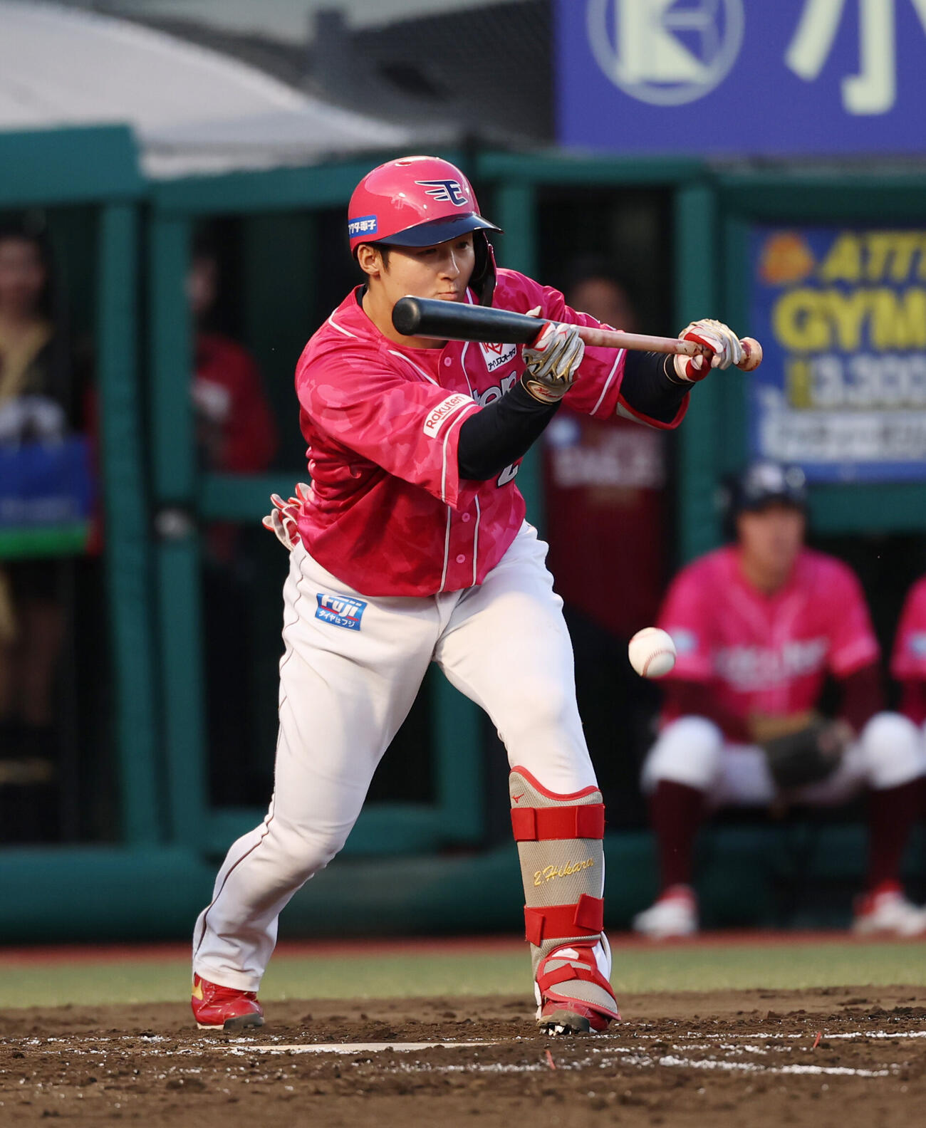 楽天対巨人　2回裏楽天1死一、三塁、セーフティースクイズを試みる太田光（撮影・増田悦実）