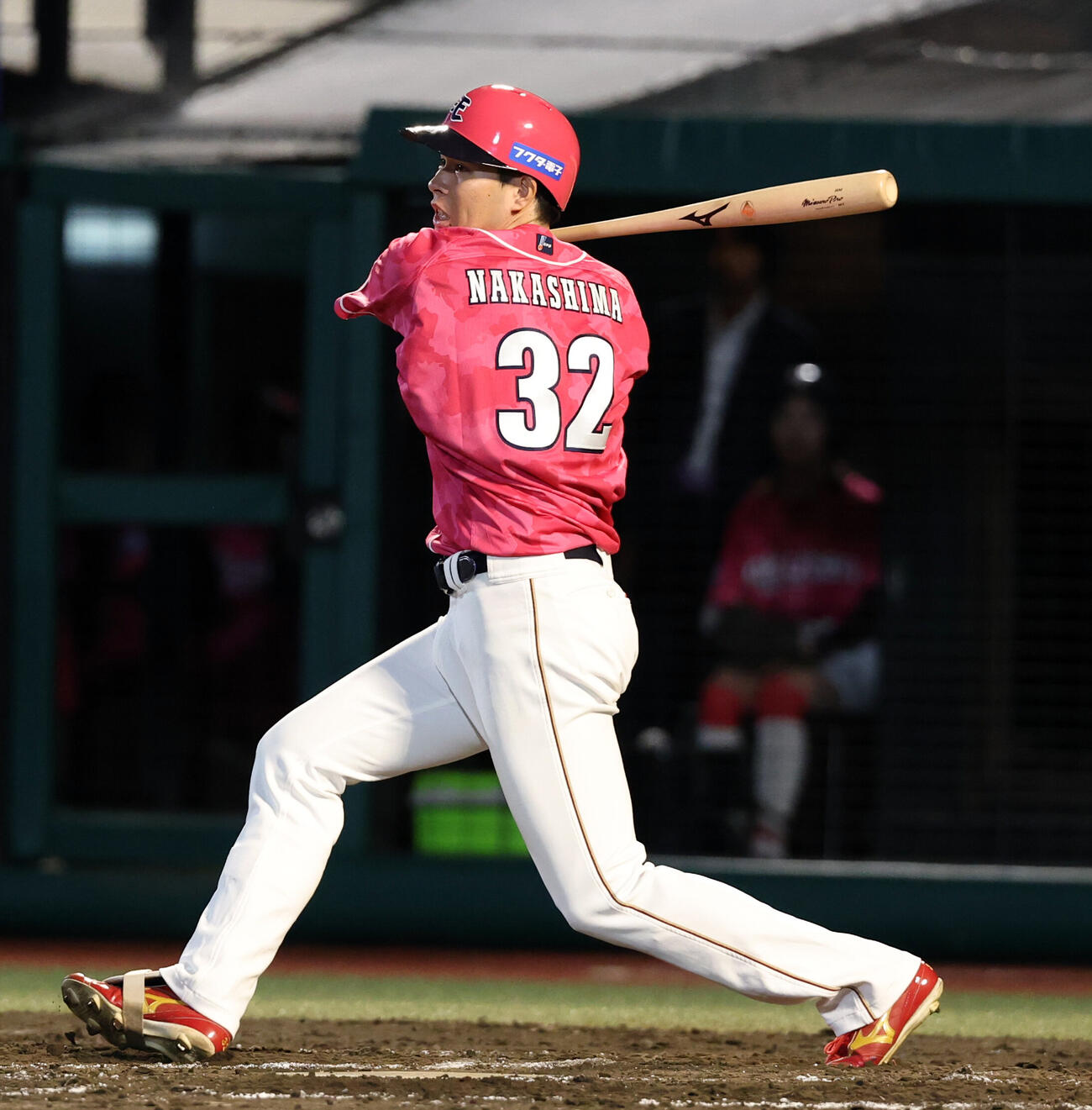楽天対巨人　7回裏楽天1死一塁、中島大輔は二塁打を放つ（撮影・浅見桂子）