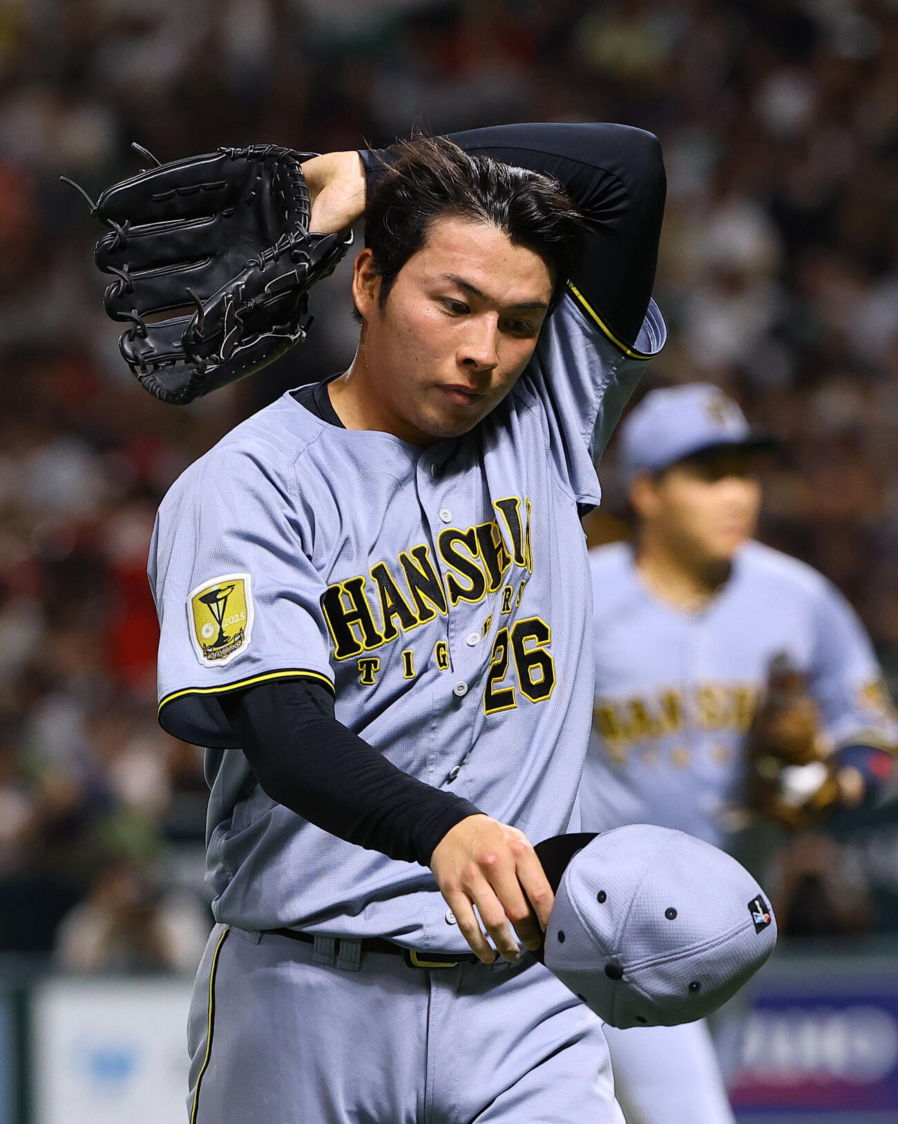 ソフトバンク対阪神　5回、2被弾した椎葉剛は汗をぬぐいながらベンチに引き揚げる（撮影・上田博志）=みずほPayPayドーム