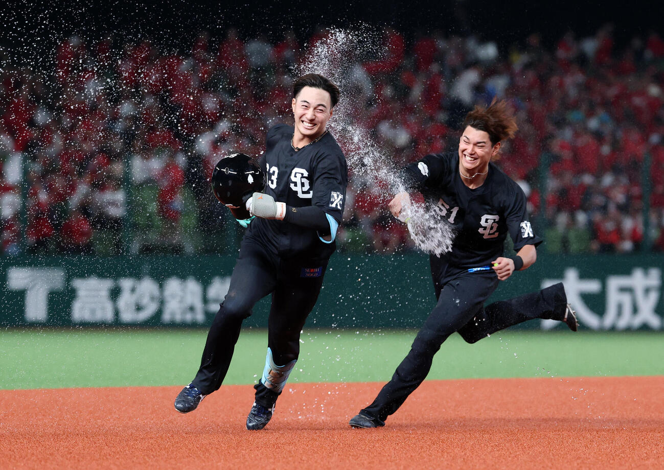 西武対広島　9回、サヨナラ打を放った西武長谷川信哉（左）は西川愛也に祝福される（撮影・鈴木正人）