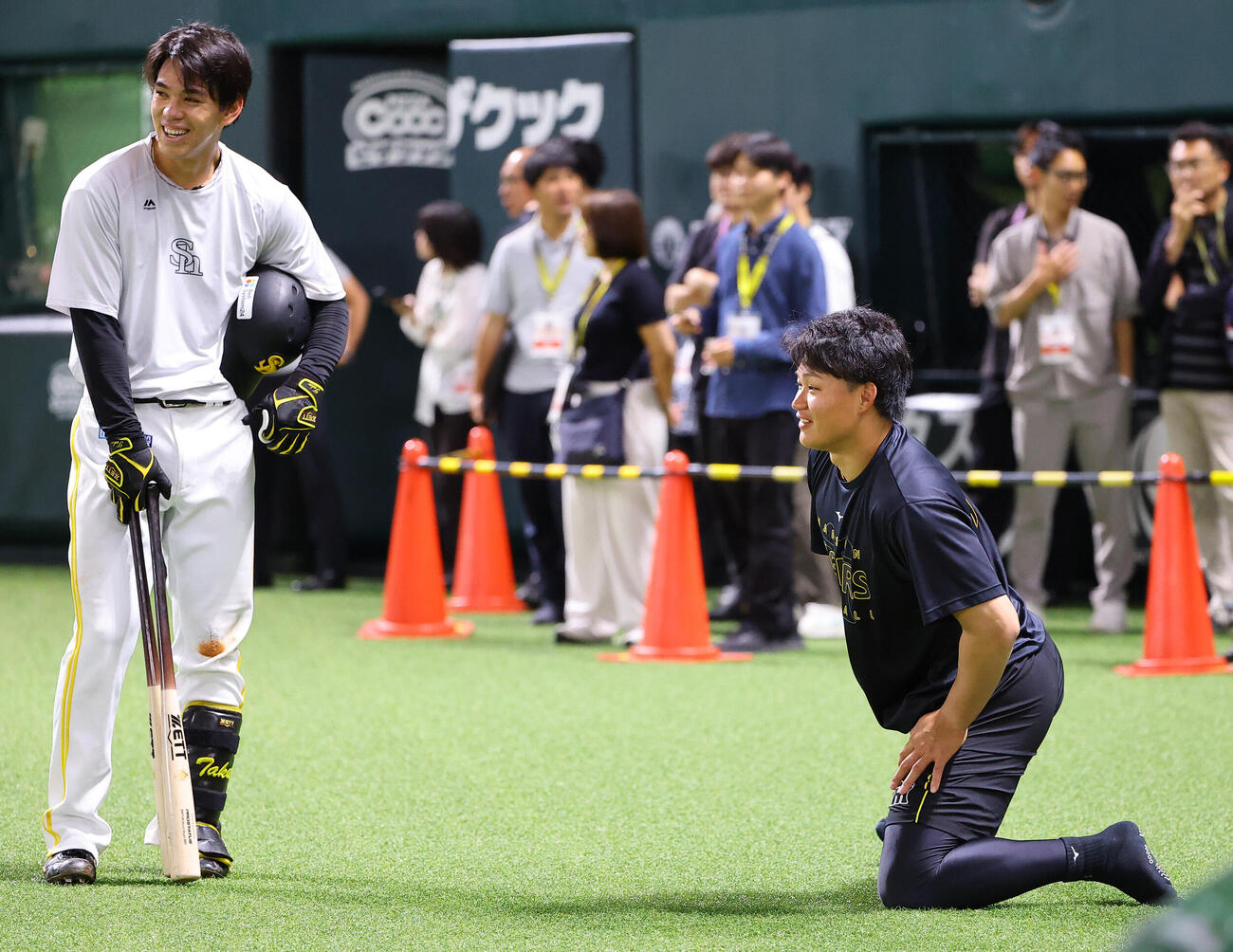 ソフトバンク対阪神　高橋隆慶（左）と話をする森下翔太（撮影・上田博志）