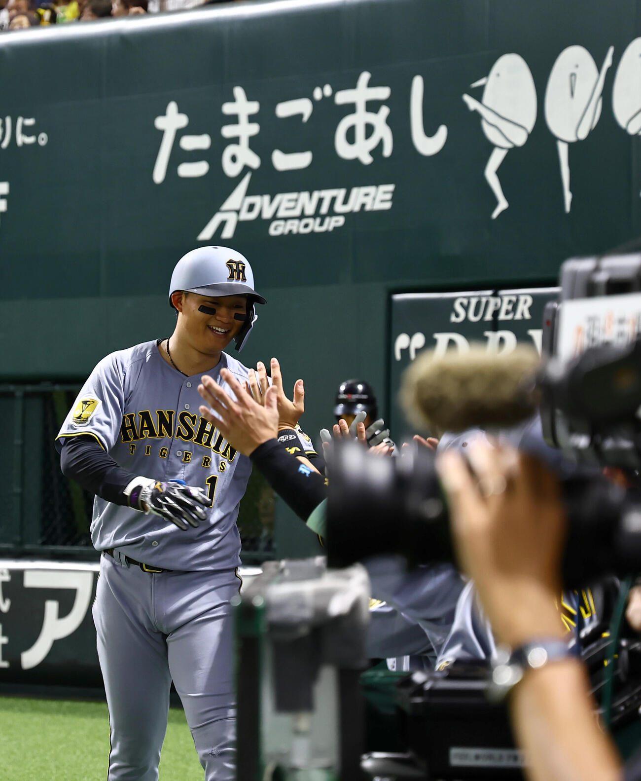 ソフトバンク対阪神　6回表阪神無死、本塁打を放った森下翔太はナインとハイタッチをする（撮影・上田博志）