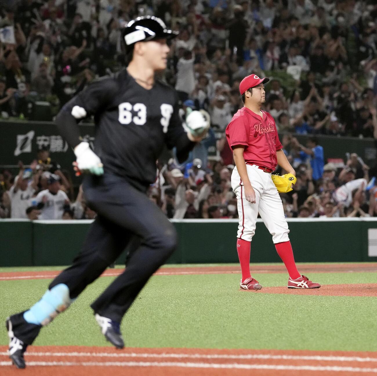 9回、西武・長谷川（手前）にサヨナラ打を許した広島・中崎＝ベルーナドーム（共同）