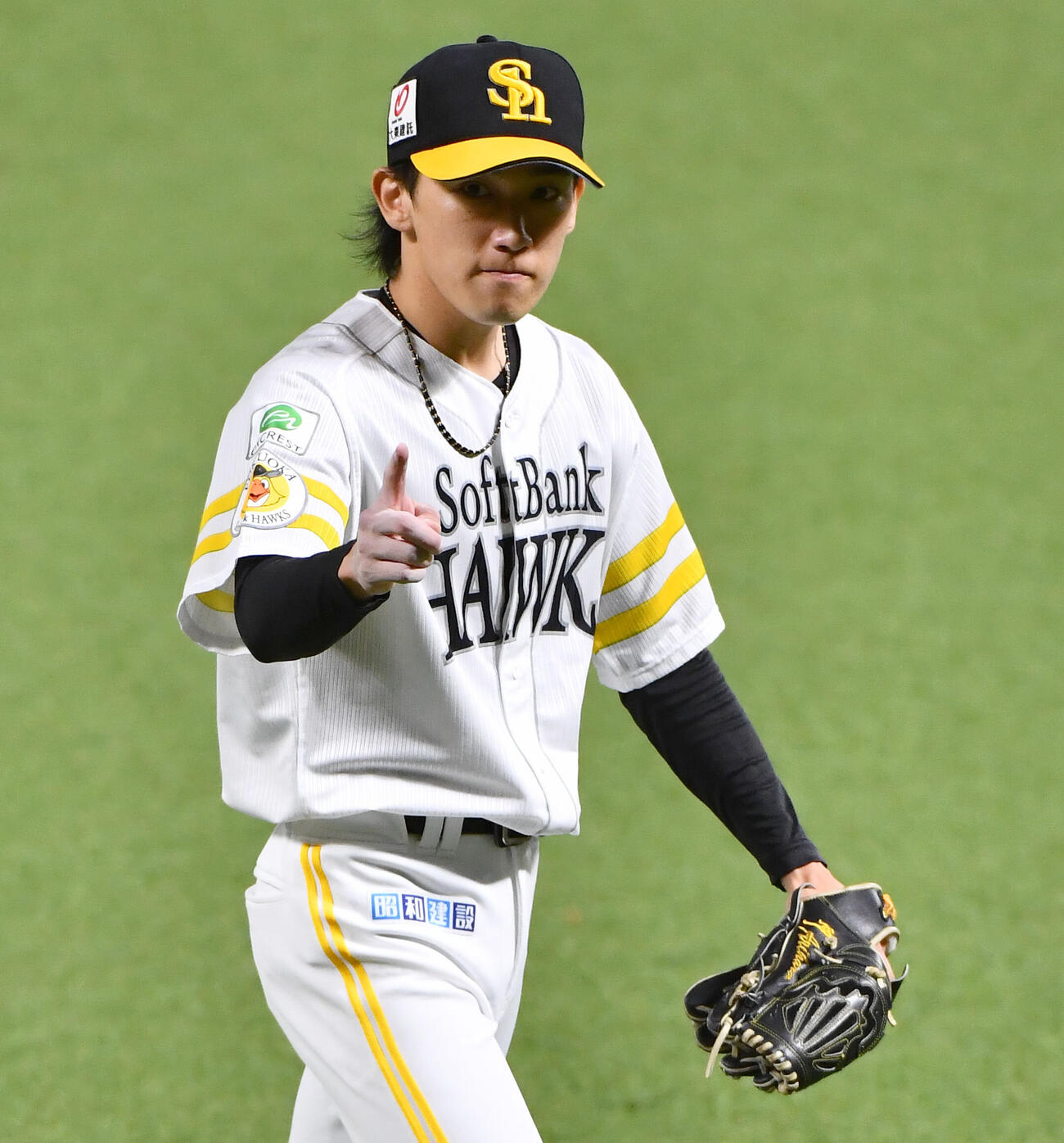 ソフトバンク対阪神　1回表阪神2死一、三塁、大山悠輔を中飛に抑え、指を突き上げる大津亮介（撮影・岩下翔太）