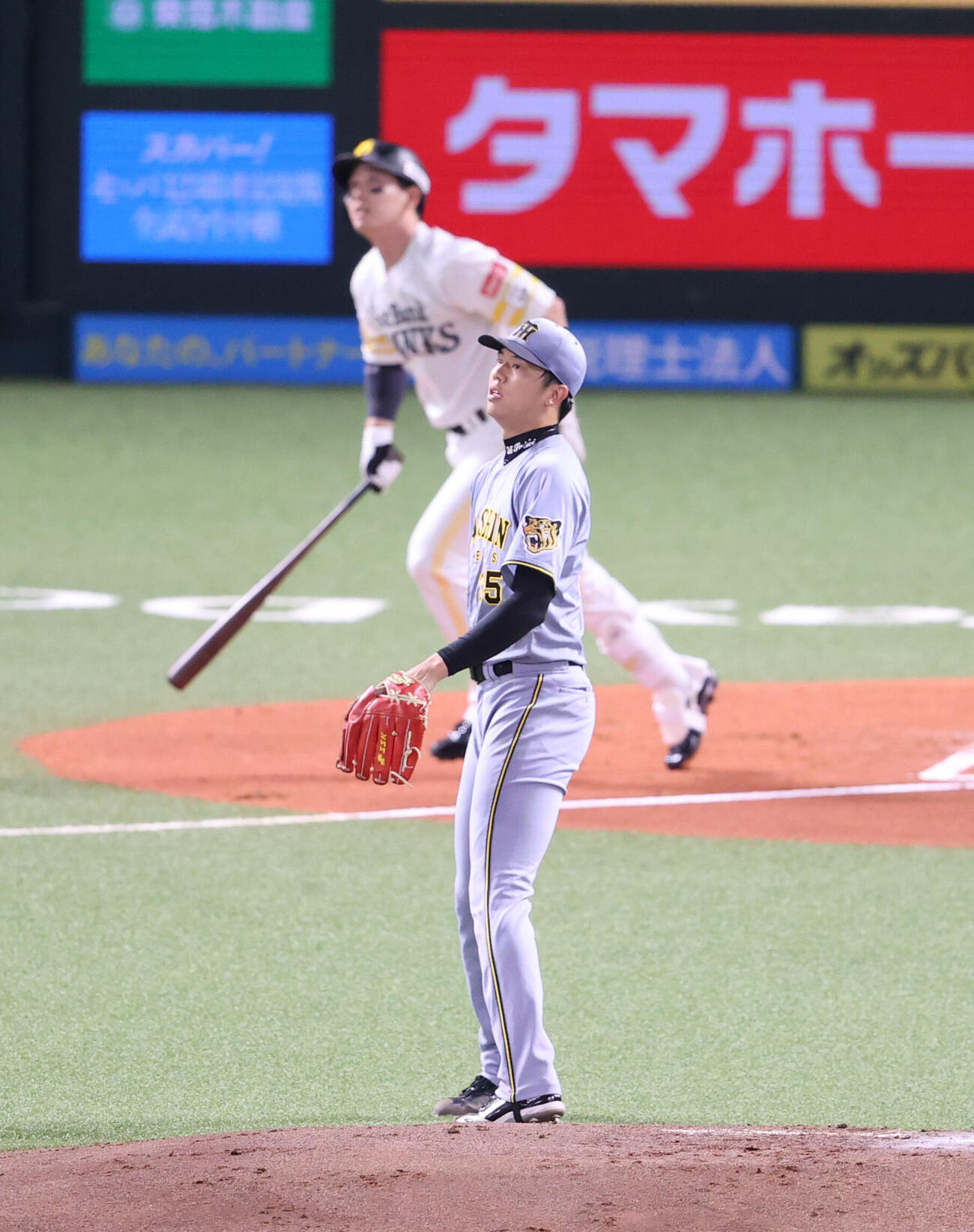 ソフトバンク対阪神　1回裏ソフトバンク2死二塁、栗原陵矢に右越え先制2点本塁打を浴びた才木浩人（撮影・梅根麻紀）
