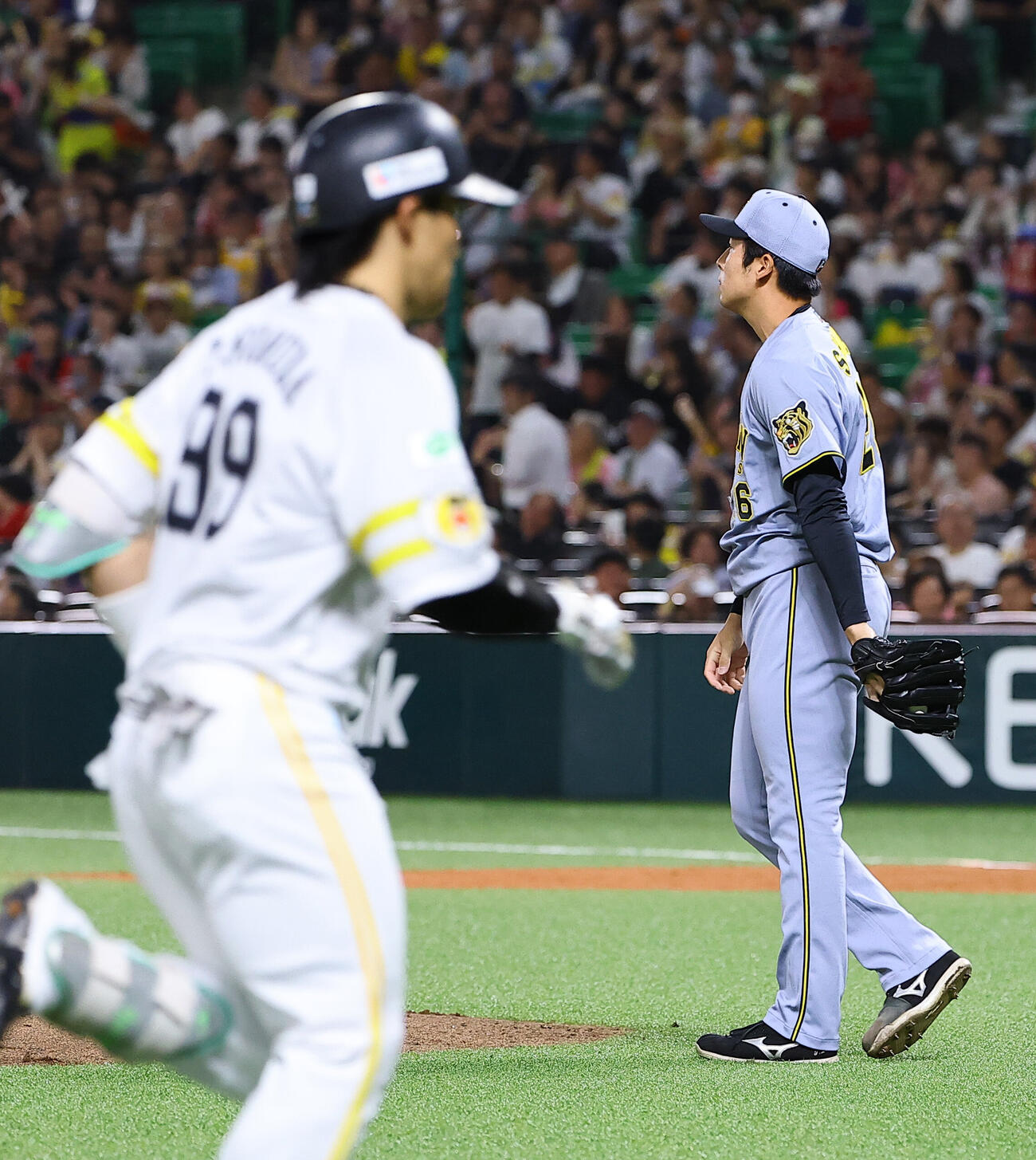 ソフトバンク対阪神　4回裏ソフトバンク1死、椎葉剛は野村勇に本塁打を浴びる（撮影・上田博志）=みずほPayPayドーム