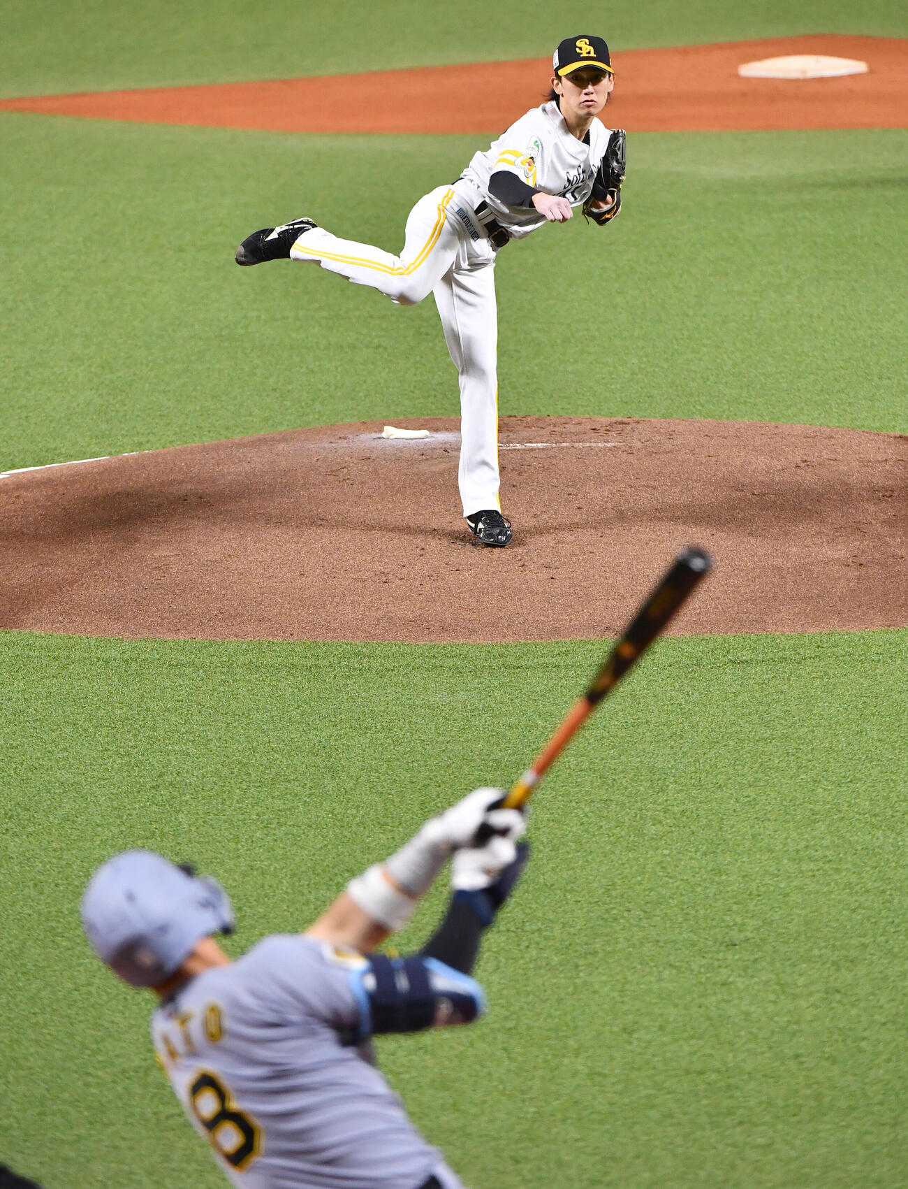 ソフトバンク対阪神　1回表阪神1死一、三塁、佐藤輝明（手前）を空振り三振に抑える大津亮介（撮影・岩下翔太）