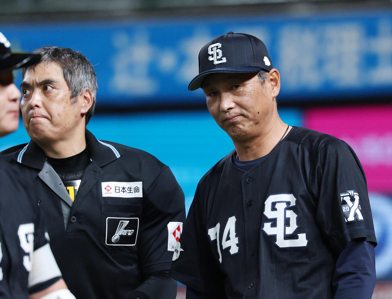 西武対広島　8回表、投手交代を告げる西武西口文也監督（撮影・鈴木正人）