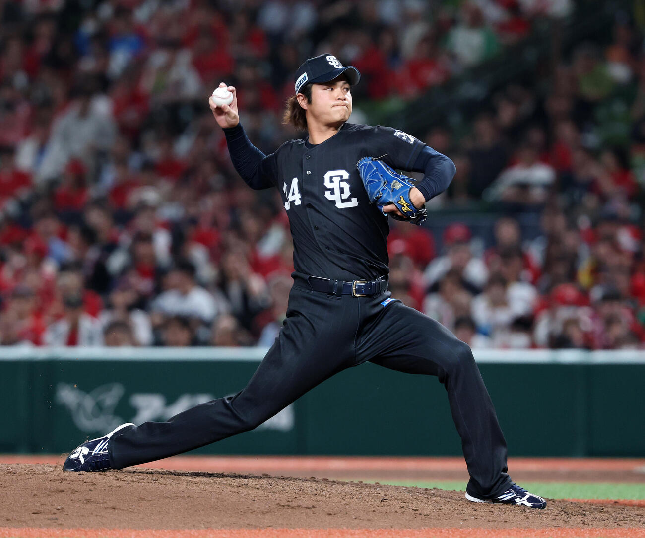 西武対広島　力投する西武2番手の甲斐野央（撮影・鈴木正人）