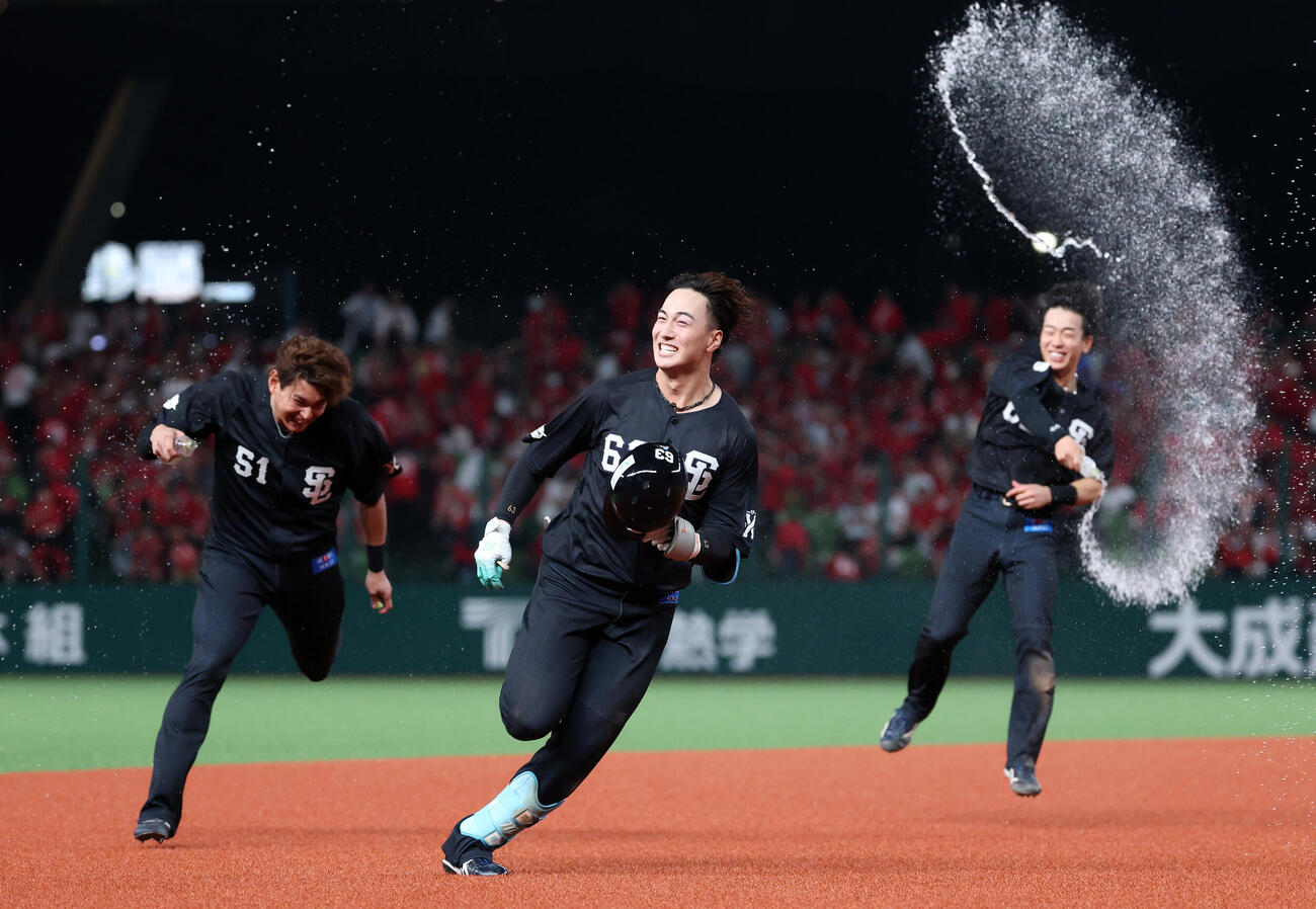 西武対広島　サヨナラ打を放った長谷川信哉（中央）は祝福される（撮影・鈴木正人）