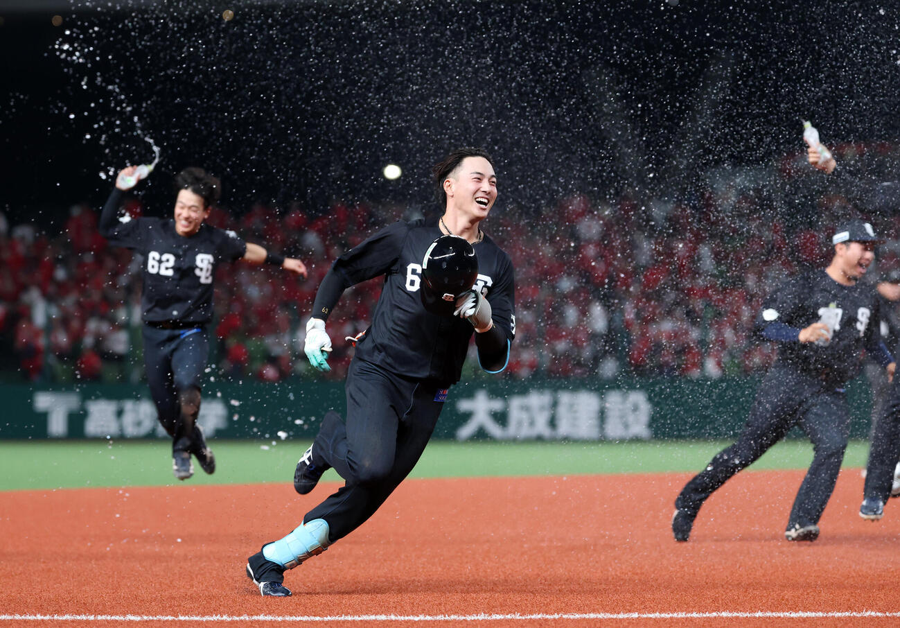 西武対広島　サヨナラ打を放った長谷川信哉（中央）は祝福される（撮影・鈴木正人）