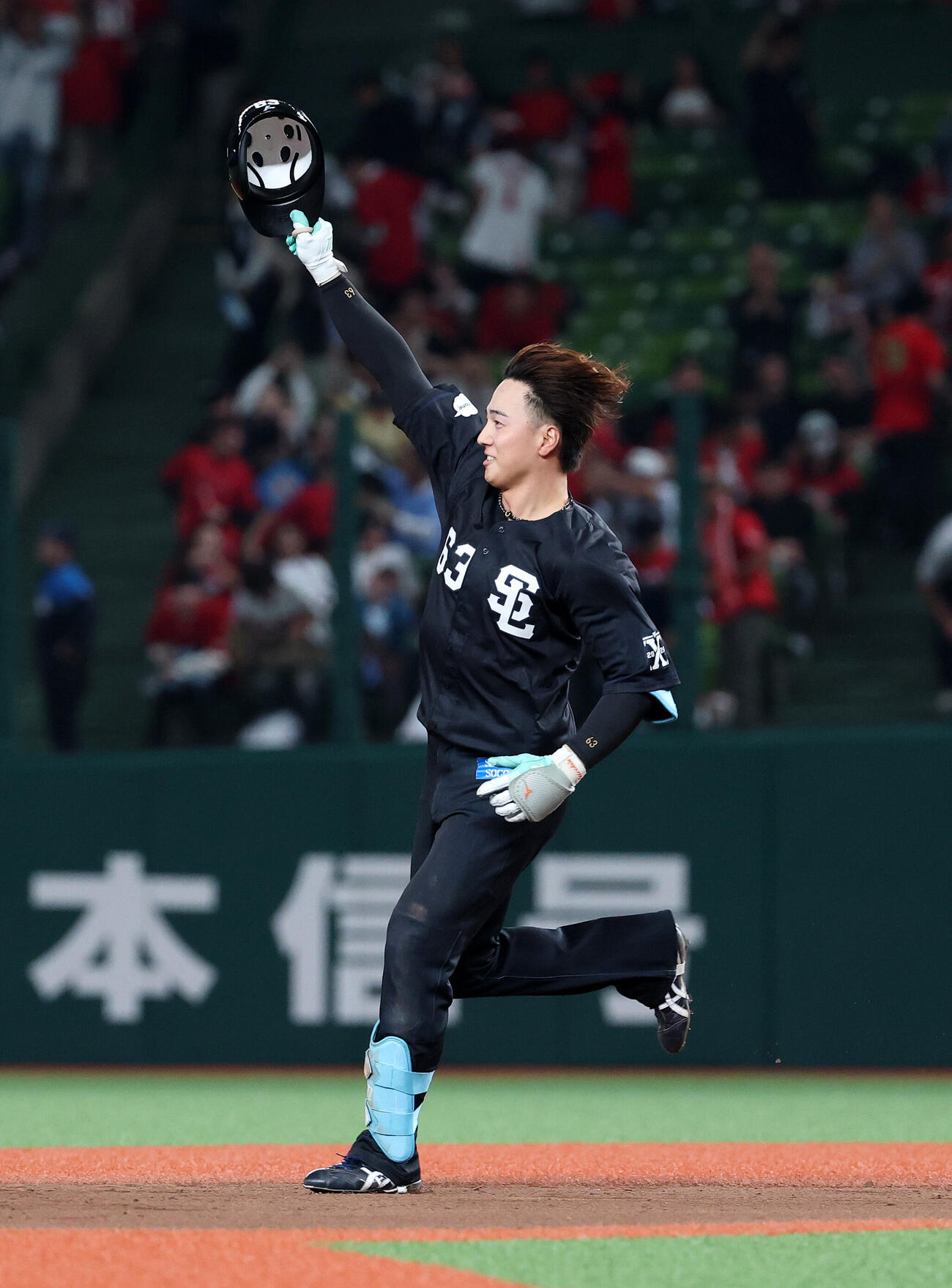 西武対広島　9回裏西武1死満塁、長谷川信哉はサヨナラ打を放ち喜ぶ（撮影・鈴木正人）