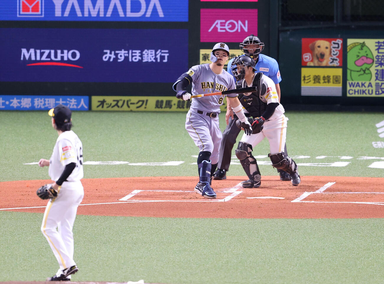 ソフトバンク対阪神　1回表阪神1死一、三塁、佐藤輝明は空振りの三振　（撮影・梅根麻紀）