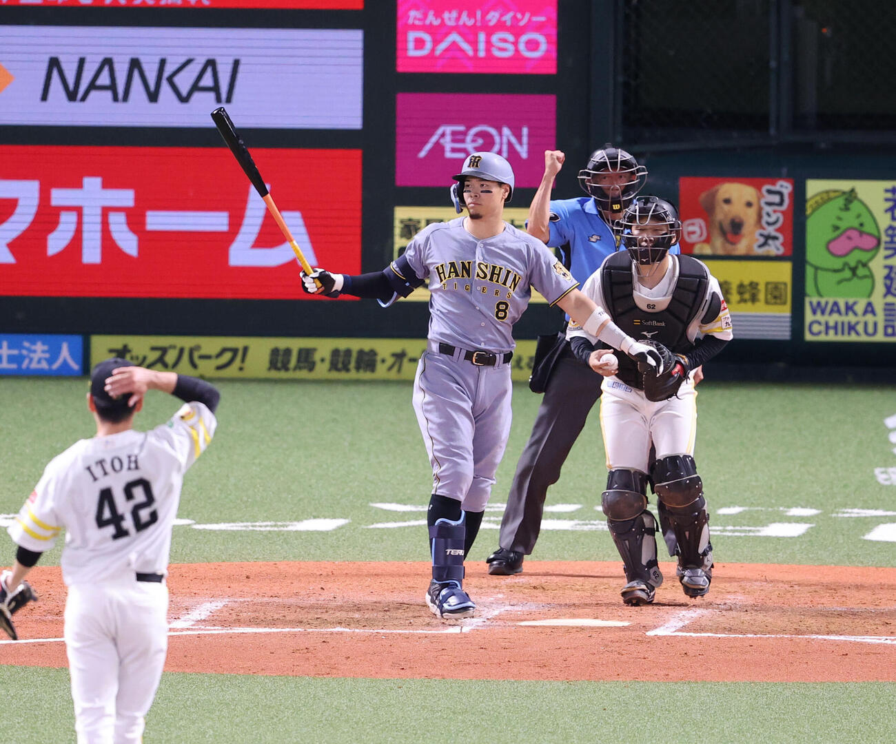 ソフトバンク対阪神　8回表阪神1死一塁、佐藤輝明は空振りの三振に終わる（撮影・梅根麻紀）
