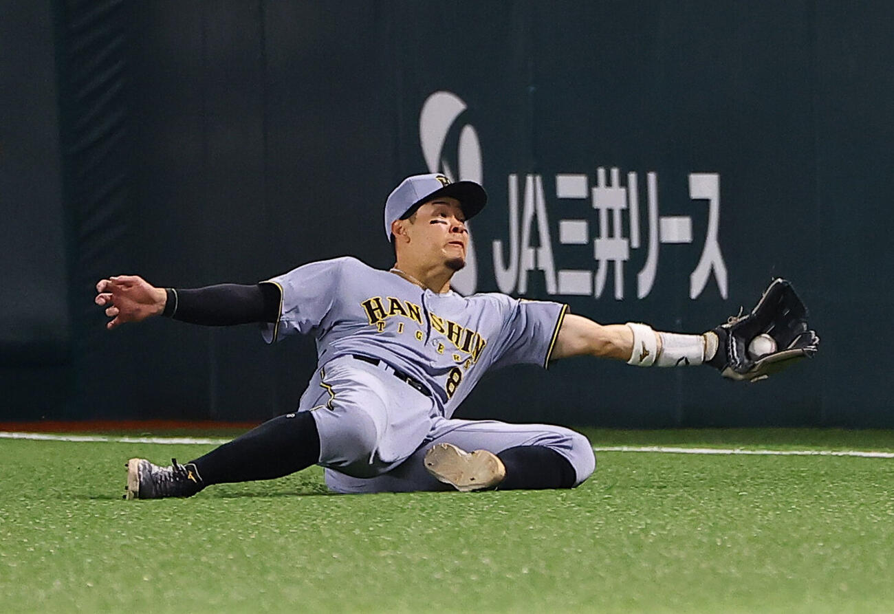 ソフトバンク対阪神　8回裏ソフトバンク無死、佐藤輝明は海野隆司の右飛を好捕する（撮影・上田博志）