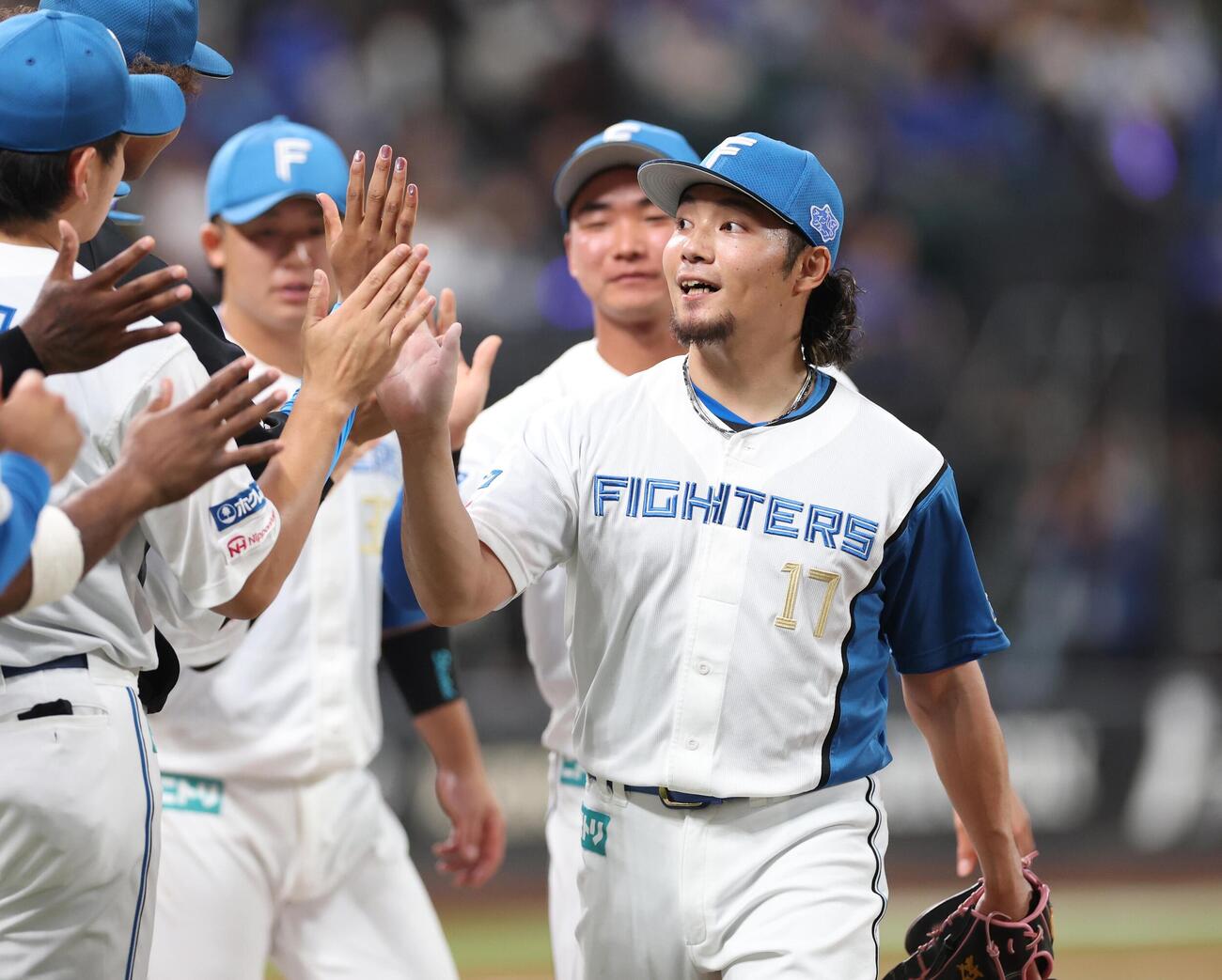 日本ハム対DeNA　試合後、ナインとハイタッチする伊藤大海（撮影・黒川智章）＝2026年6月9日