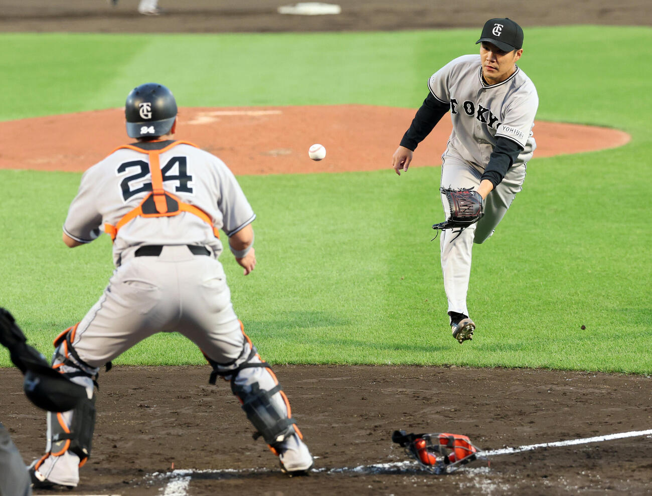 楽天対巨人　2回裏楽天1死一、三塁、太田光のスクイズをダッシュし阻止する則本昂大。捕手大城卓三（撮影・浅見桂子）