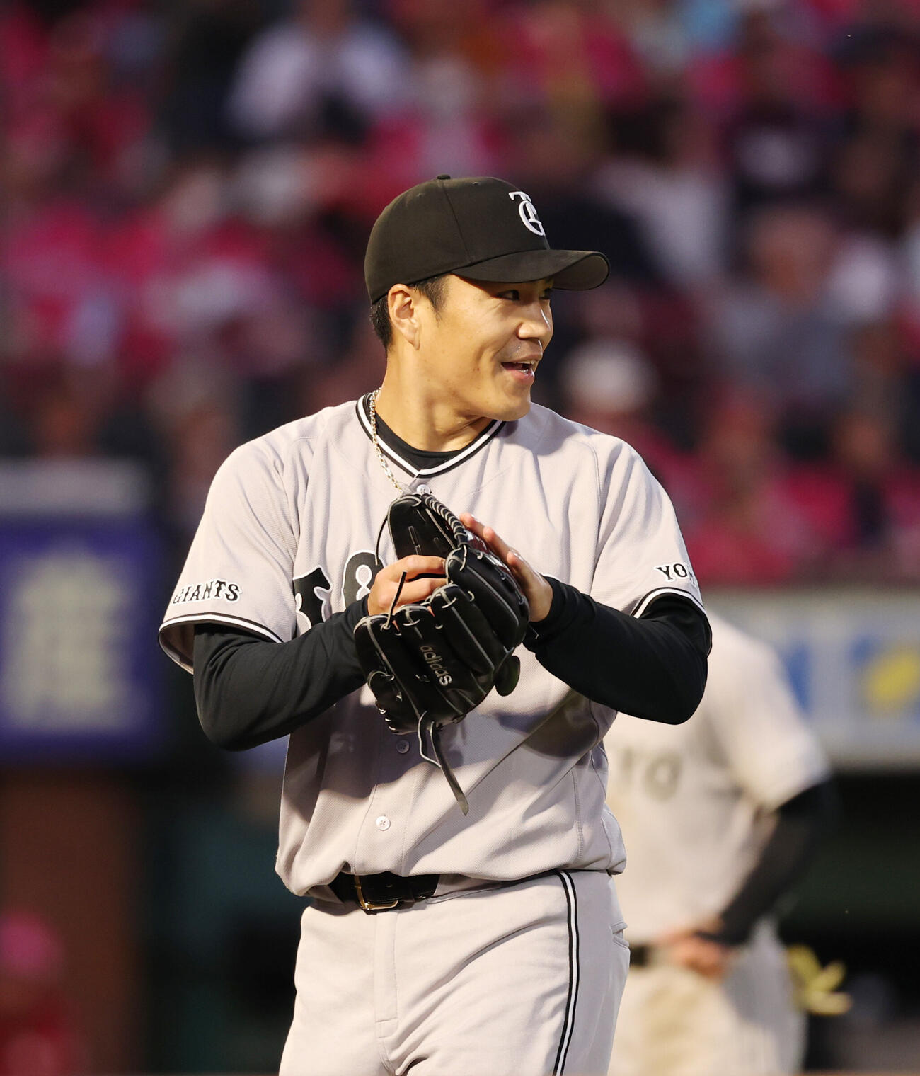 楽天対巨人　3回裏を無失点で抑え笑顔でナインと出迎える則本昂大（撮影・増田悦実）
