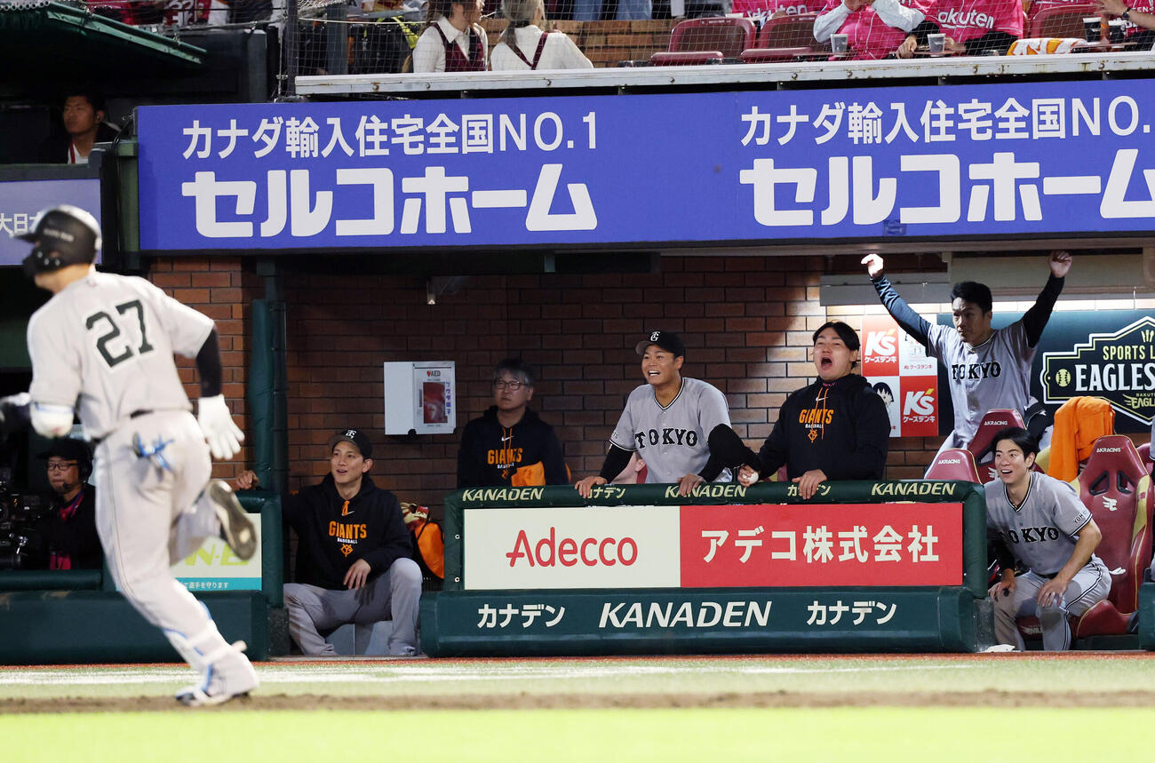楽天対巨人　7回表巨人無死、岸田行倫）手前左）がソロ本塁打を放ち、ベンチでガッツポーズする則本昂大（撮影・浅見桂子）