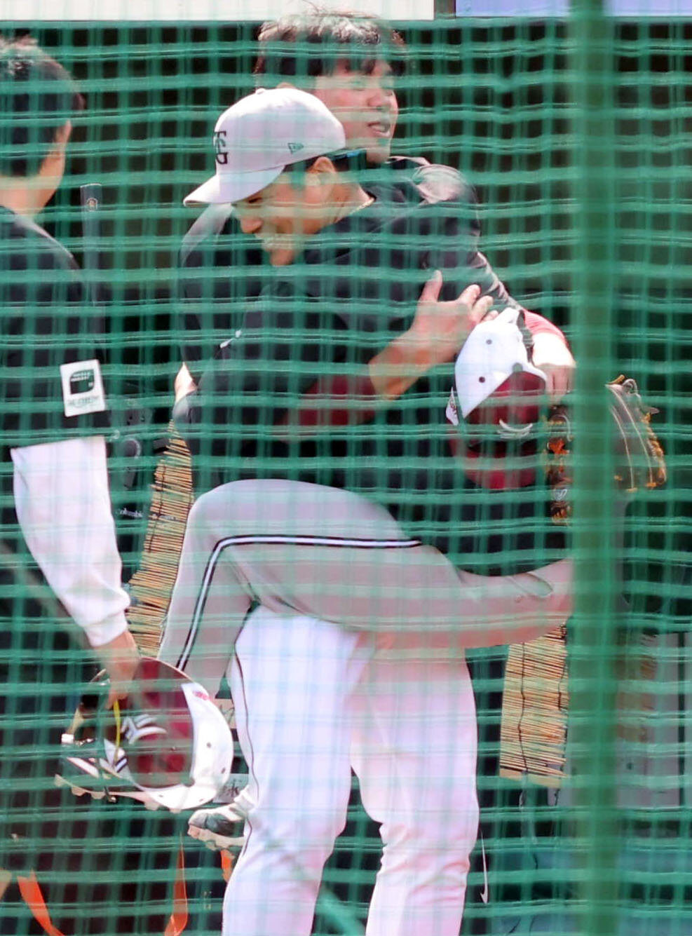楽天対巨人　試合前、楽天宋家豪に飛びついて抱きつく巨人則本昂大（撮影・浅見桂子）