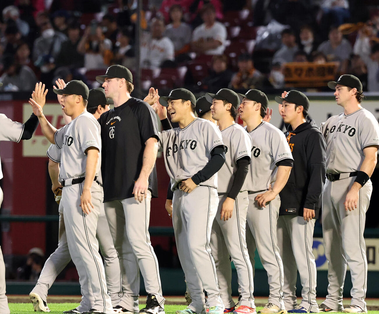 楽天対巨人　古巣楽天相手に2勝目を挙げた巨人則本昂大（中央）は笑顔でナインとハイタッチ（撮影・浅見桂子）