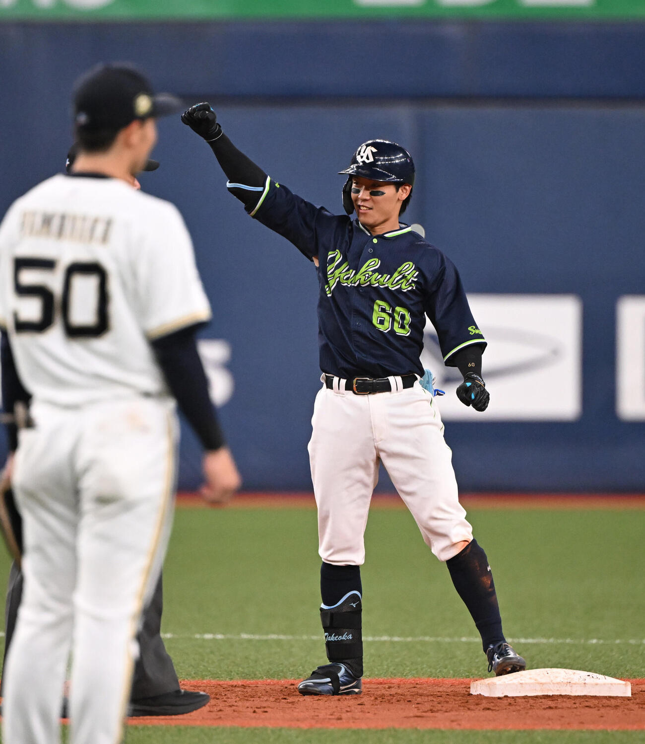 オリックス対ヤクルト　7回表ヤクルト無死一塁、勝ち越しの適時二塁打を放った武岡龍世はガッツポーズ（撮影・和賀正仁）