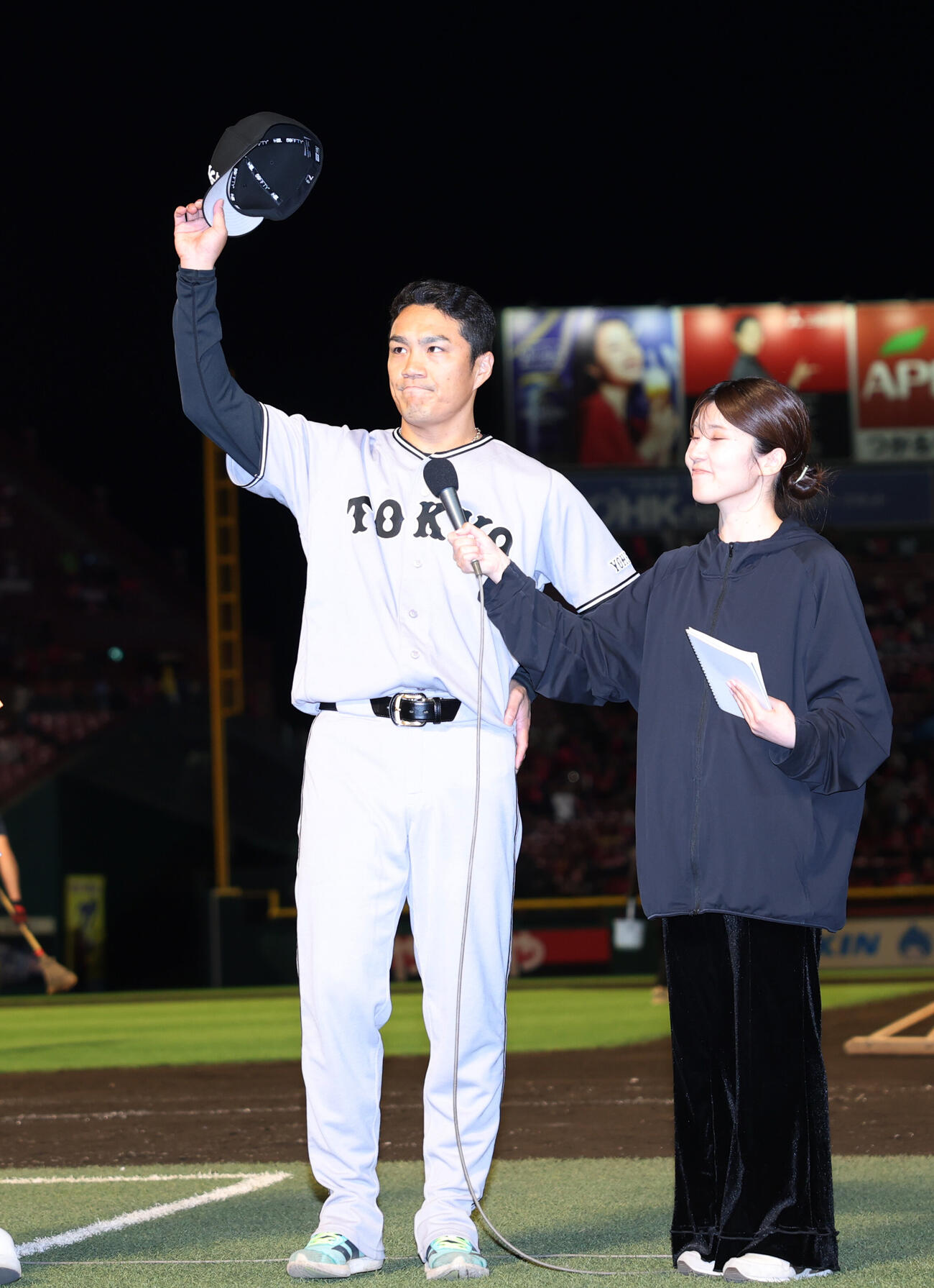 楽天対巨人　楽天に勝利し、お立ち台でファンの声援に応える巨人則本昂大（撮影・増田悦実）