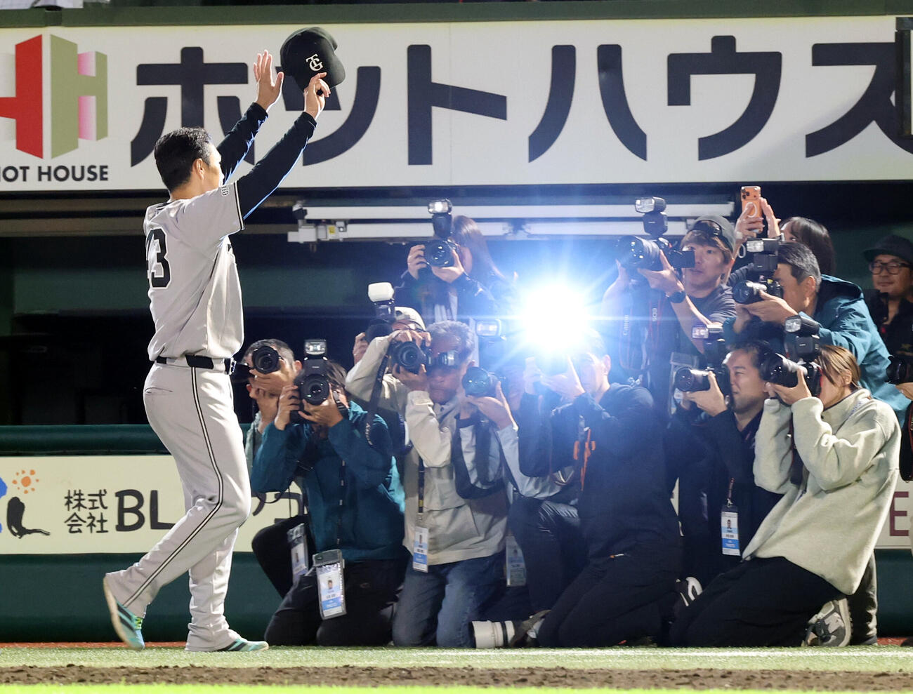 楽天対巨人　古巣楽天相手に2勝目を挙げた巨人則本昂大はインタビューを終えバンザイで引き揚げる（撮影・浅見桂子）