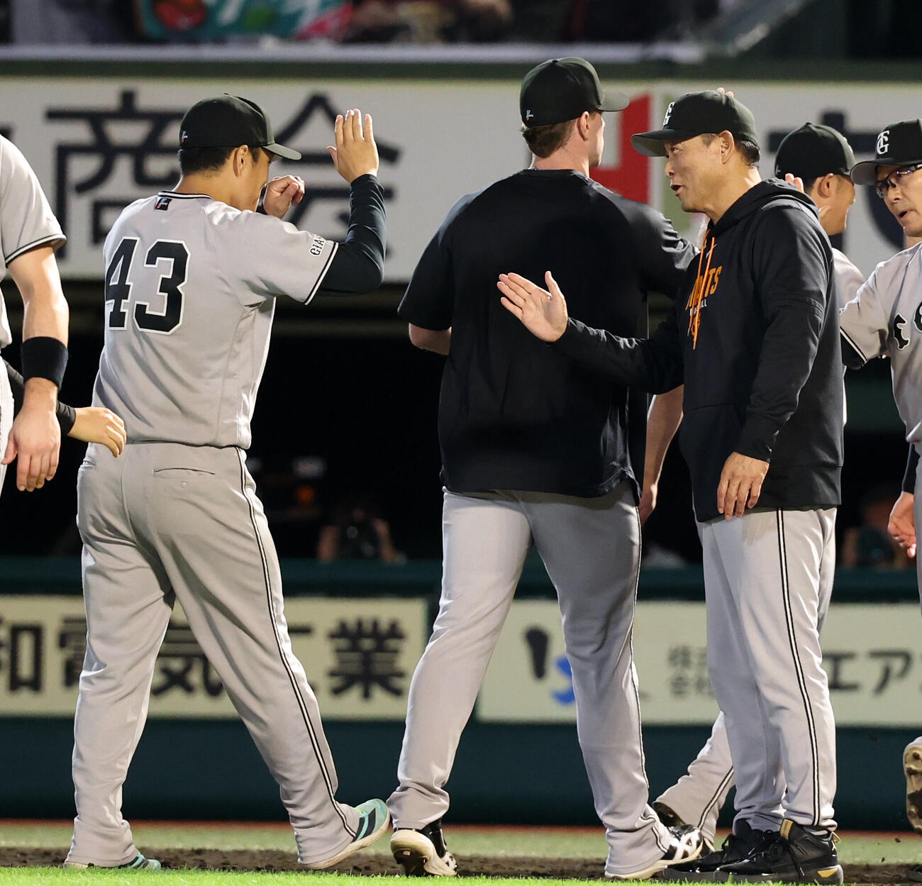 楽天対巨人　古巣楽天相手に2勝目を挙げた巨人則本昂大（左）を笑顔で迎える橋上秀樹監督代行（撮影・浅見桂子）