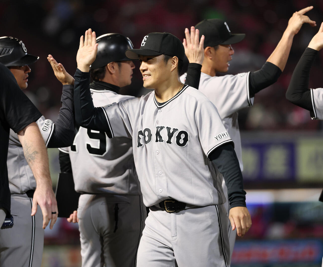 楽天対巨人　楽天に勝利し、ナインとタッチを交わす巨人則本昂大（撮影・増田悦実）