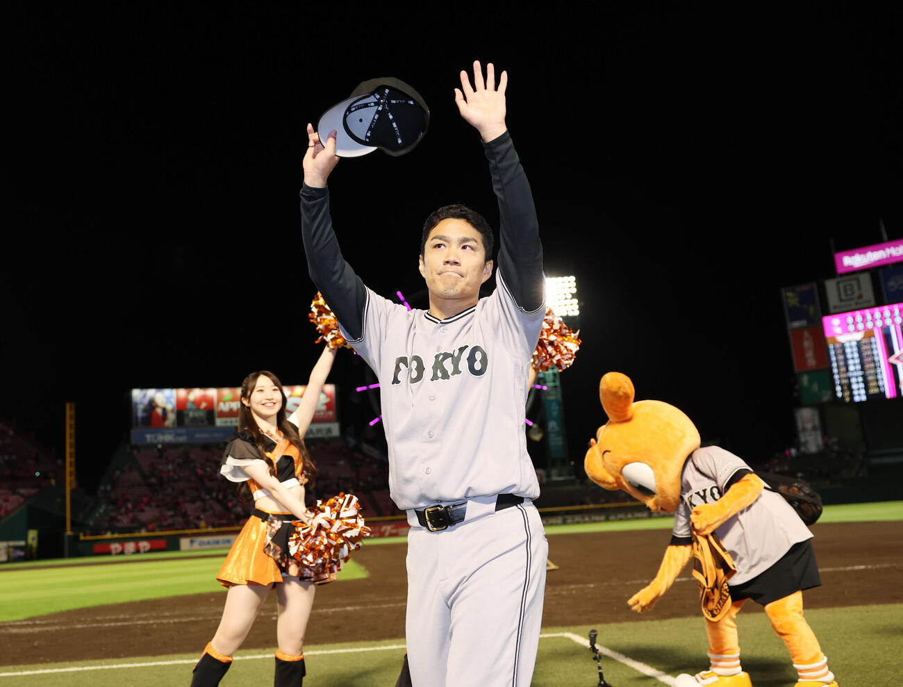 楽天対巨人　楽天に勝利し、ファンに手を振りながら引き揚げる巨人則本昂大（撮影・増田悦実）