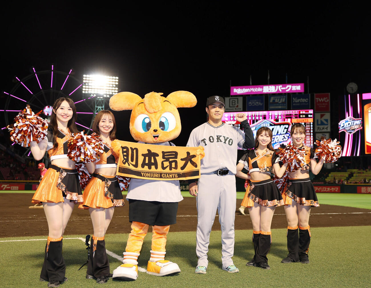 楽天対巨人　楽天に勝利し、笑顔でガッツポーズをする巨人則本昂大（撮影・増田悦実）