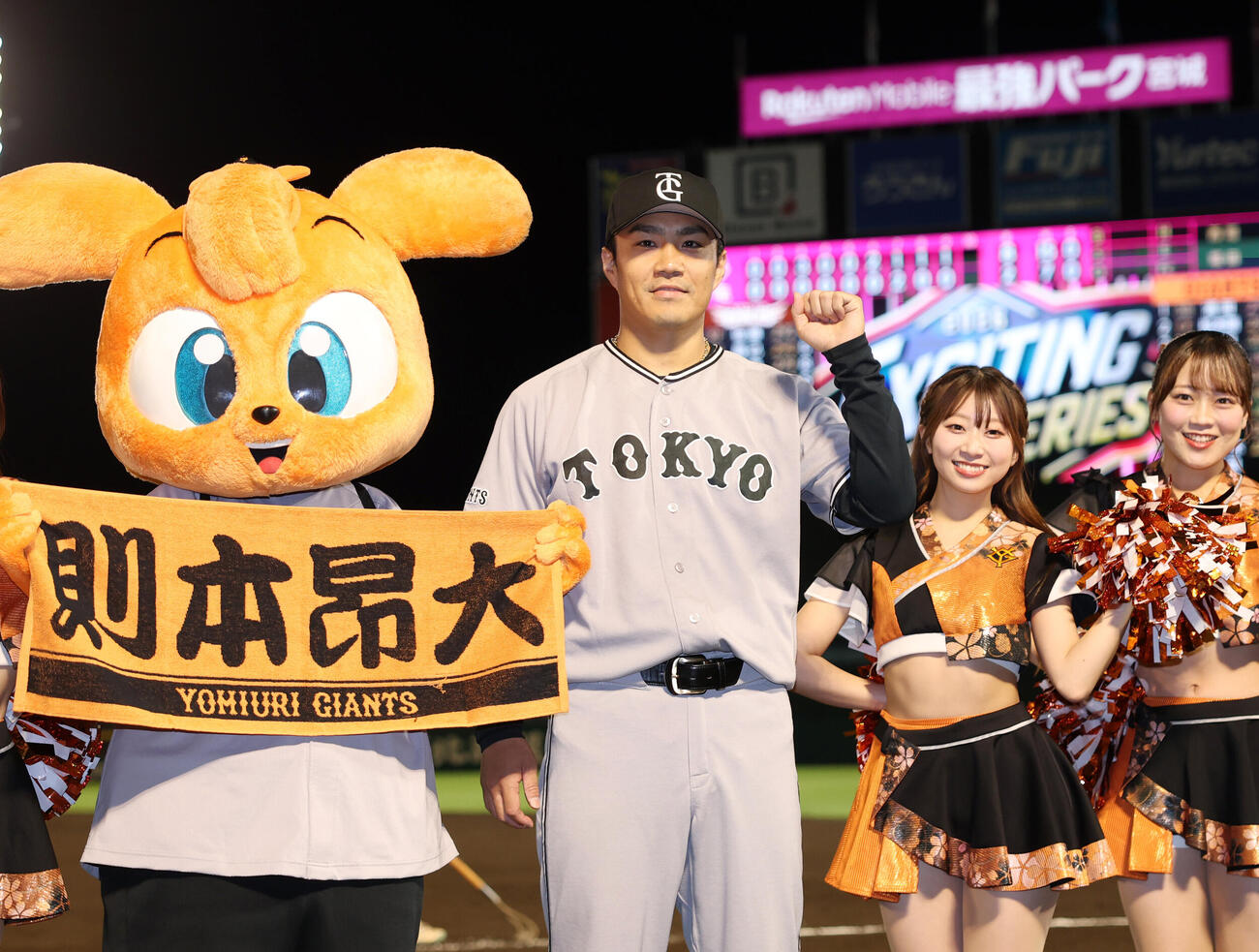 楽天対巨人　楽天に勝利し、笑顔でガッツポーズをする巨人則本昂大（撮影・増田悦実）