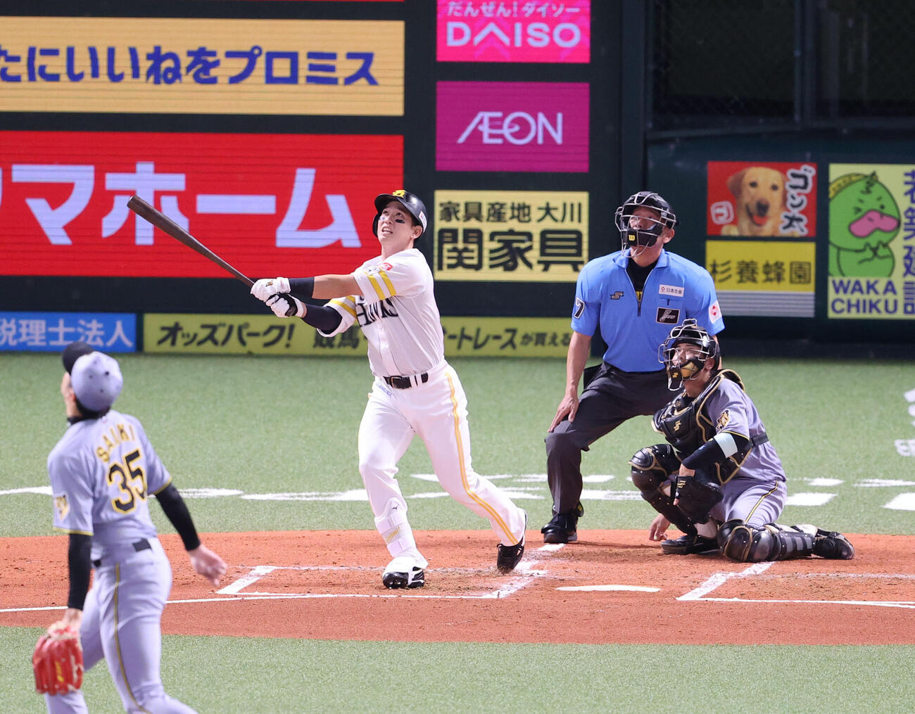ソフトバンク対阪神　1回裏ソフトバンク2死二塁、栗原陵矢は右越えに先制2点本塁打を放つ（撮影・梅根麻紀）