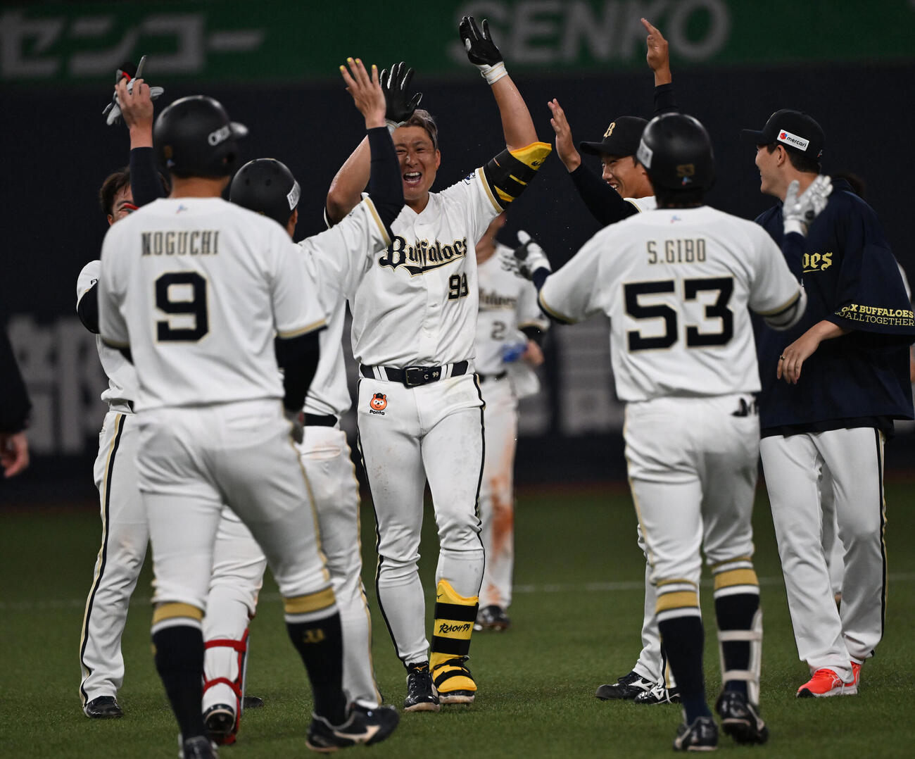 オリックス対ヤクルト　9回裏オリックス1死二、三塁、左越えにサヨナラ適時二塁打を放ち喜びを爆発させる杉本裕太郎、（左から2人目）（撮影・和賀正仁）＝2026年6月9日