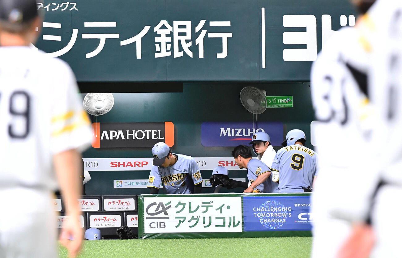ソフトバンク対阪神　ソフトバンクに敗れ、ベンチから引き揚げる阪神ナイン（撮影・岩下翔太）