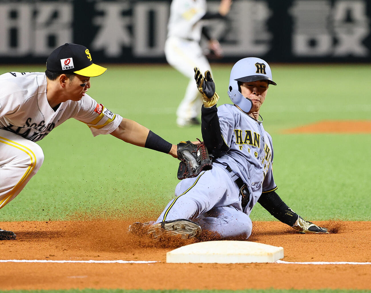 ソフトバンク対阪神　8回表阪神無死一、二塁、森下翔太の安打で三塁を狙うも憤死する中野拓夢（撮影・上田博志）