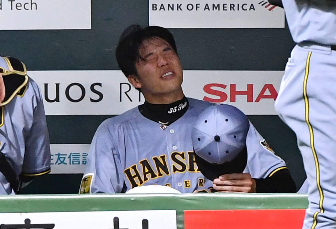 ソフトバンク対阪神　2回裏終了後、野村勇に本塁打を打たれた才木浩人はベンチで悔しそうな表情を見せる（撮影・岩下翔太）