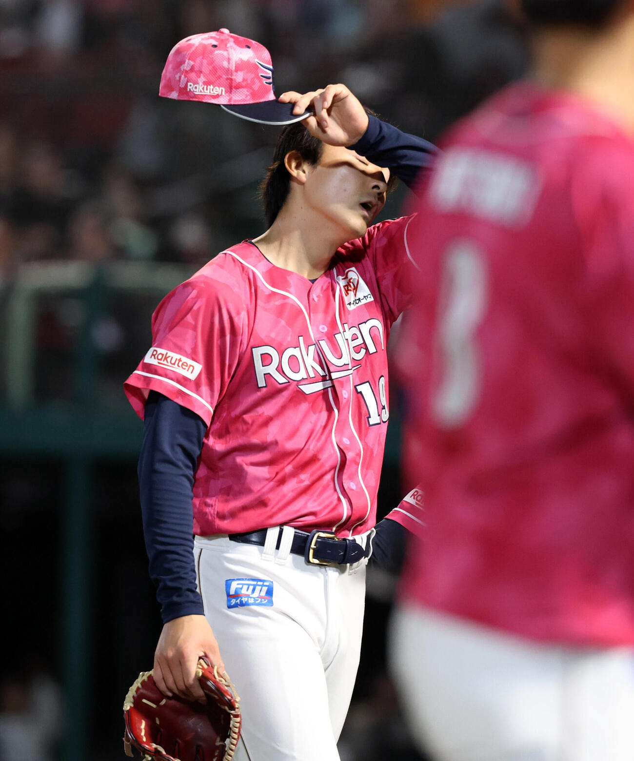 楽天対巨人　7回表巨人に追加点を許し、汗をぬぐいながらベンチに引き揚げる荘司康誠（撮影・浅見桂子）