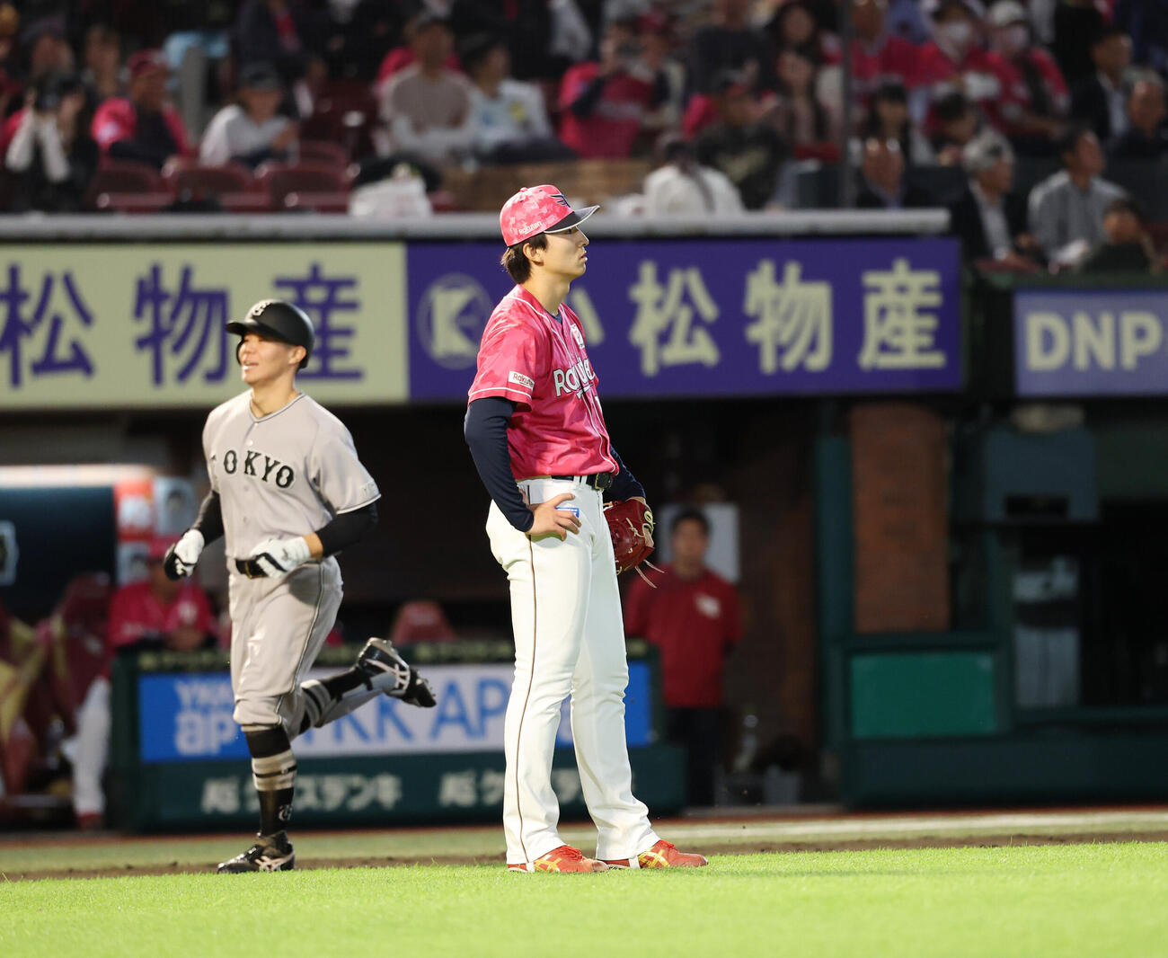 楽天対巨人　6回表巨人1死二塁、佐々木俊輔に2点本塁打を浴びる荘司康誠（撮影・増田悦実）