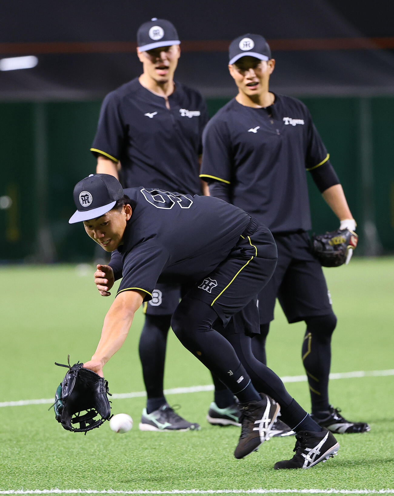 ソフトバンク対阪神　立石正広（中央）は佐藤輝明（左）、木浪聖也と三塁ノックを受ける（撮影・上田博志）