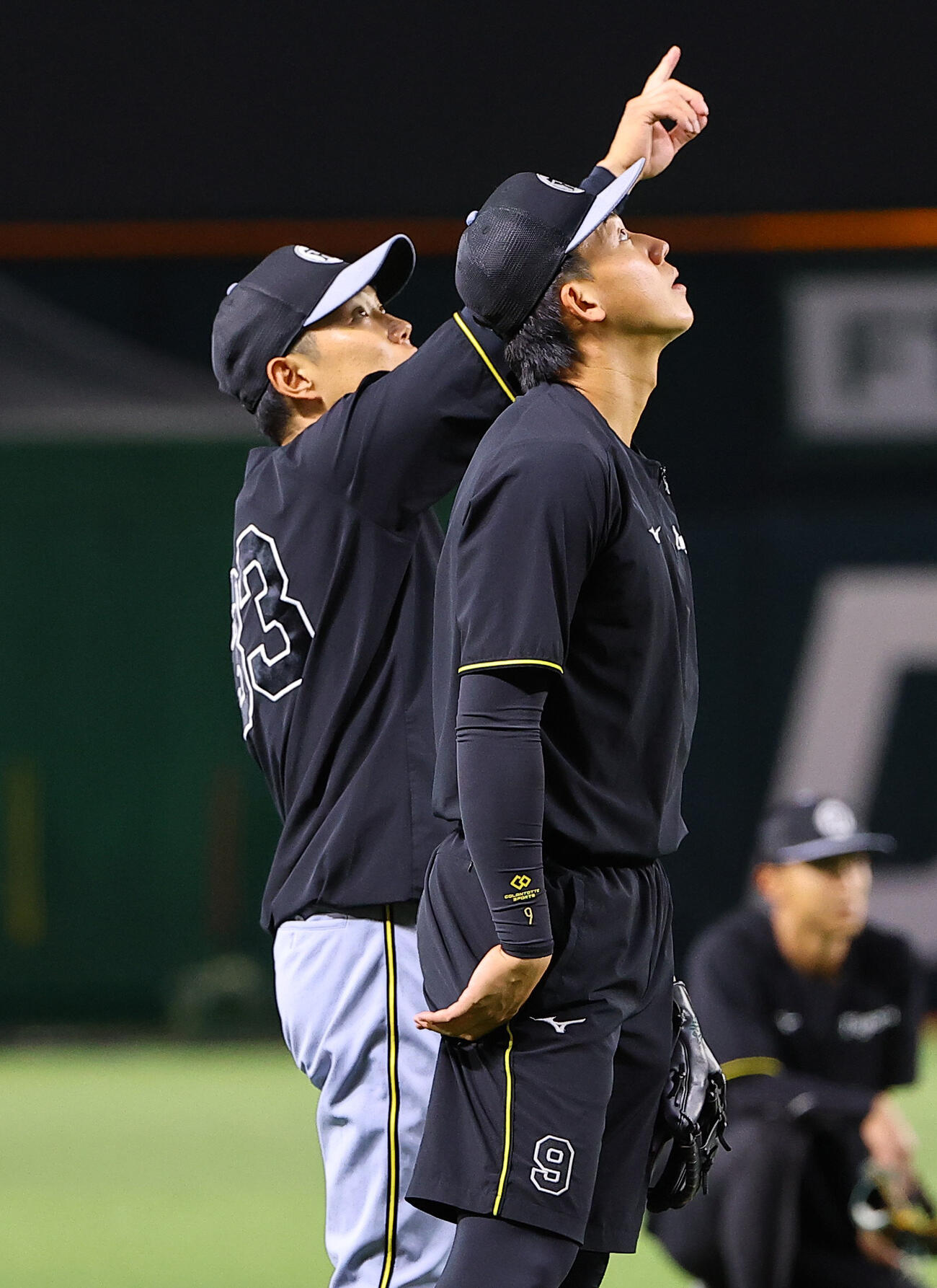 ソフトバンク対阪神　立石正広（右）に声を掛ける糸原健斗（撮影・上田博志）