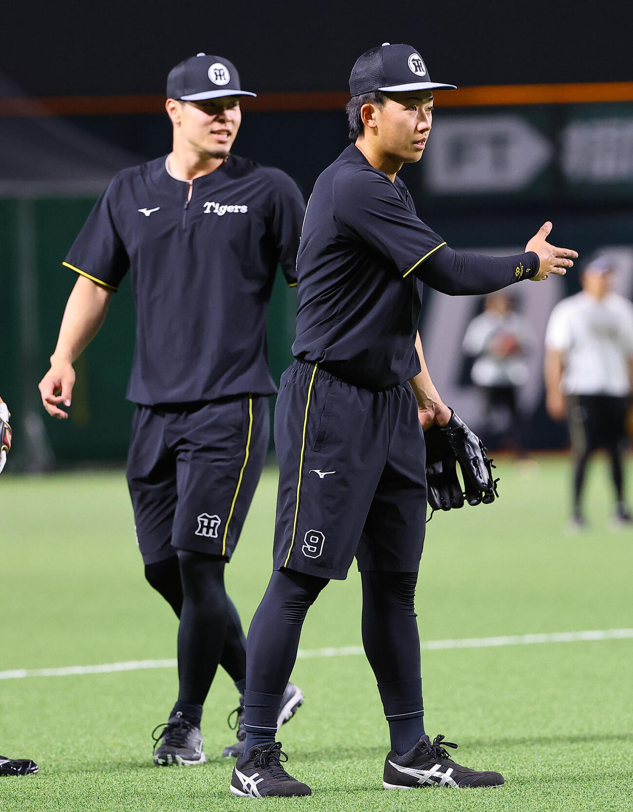 ソフトバンク対阪神　佐藤輝明（左）と三塁ノックを受ける立石正広（撮影・上田博志）