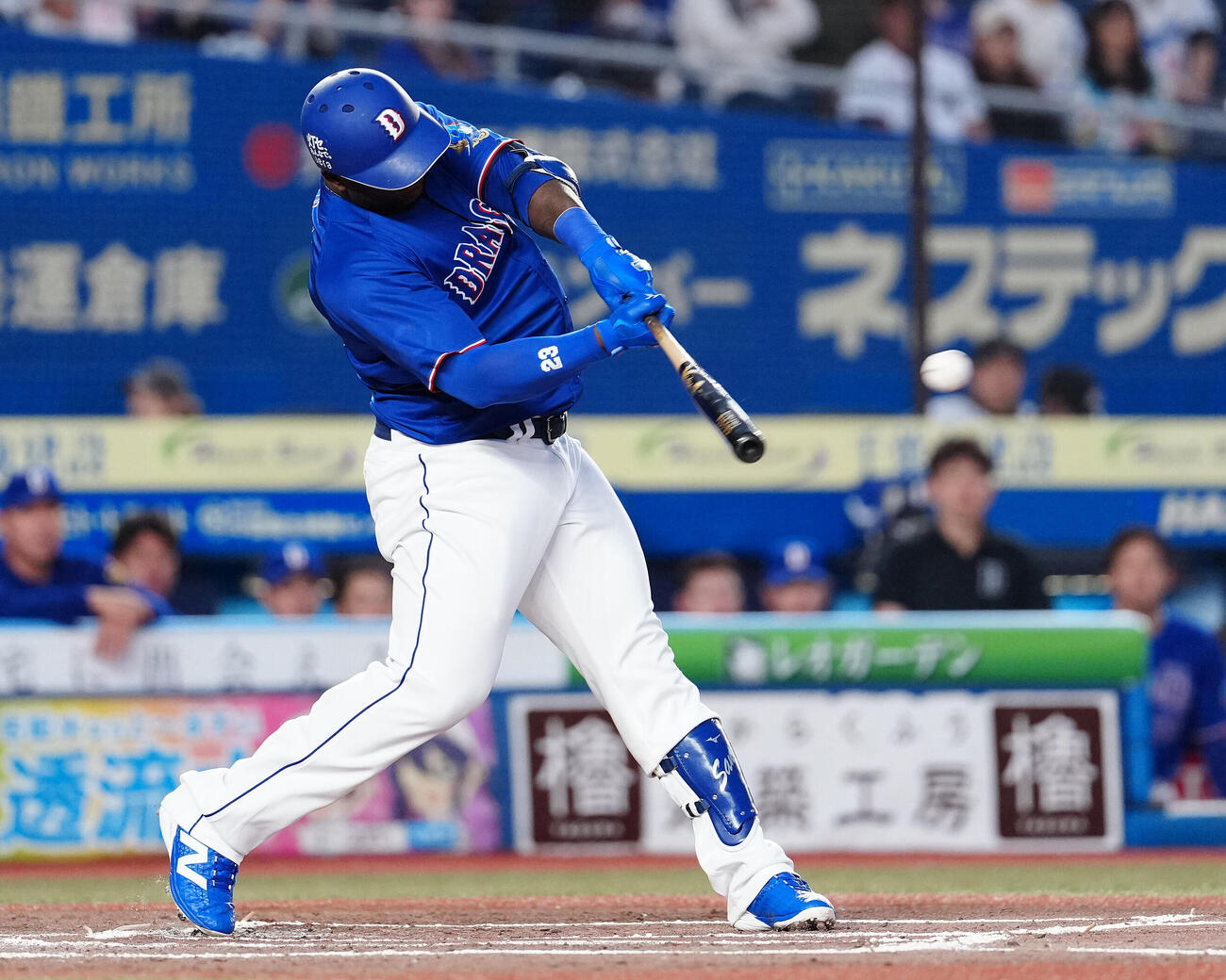 ロッテ対中日　2回表中日2死、二塁打を放つミゲル・サノー（撮影・鈴木みどり）