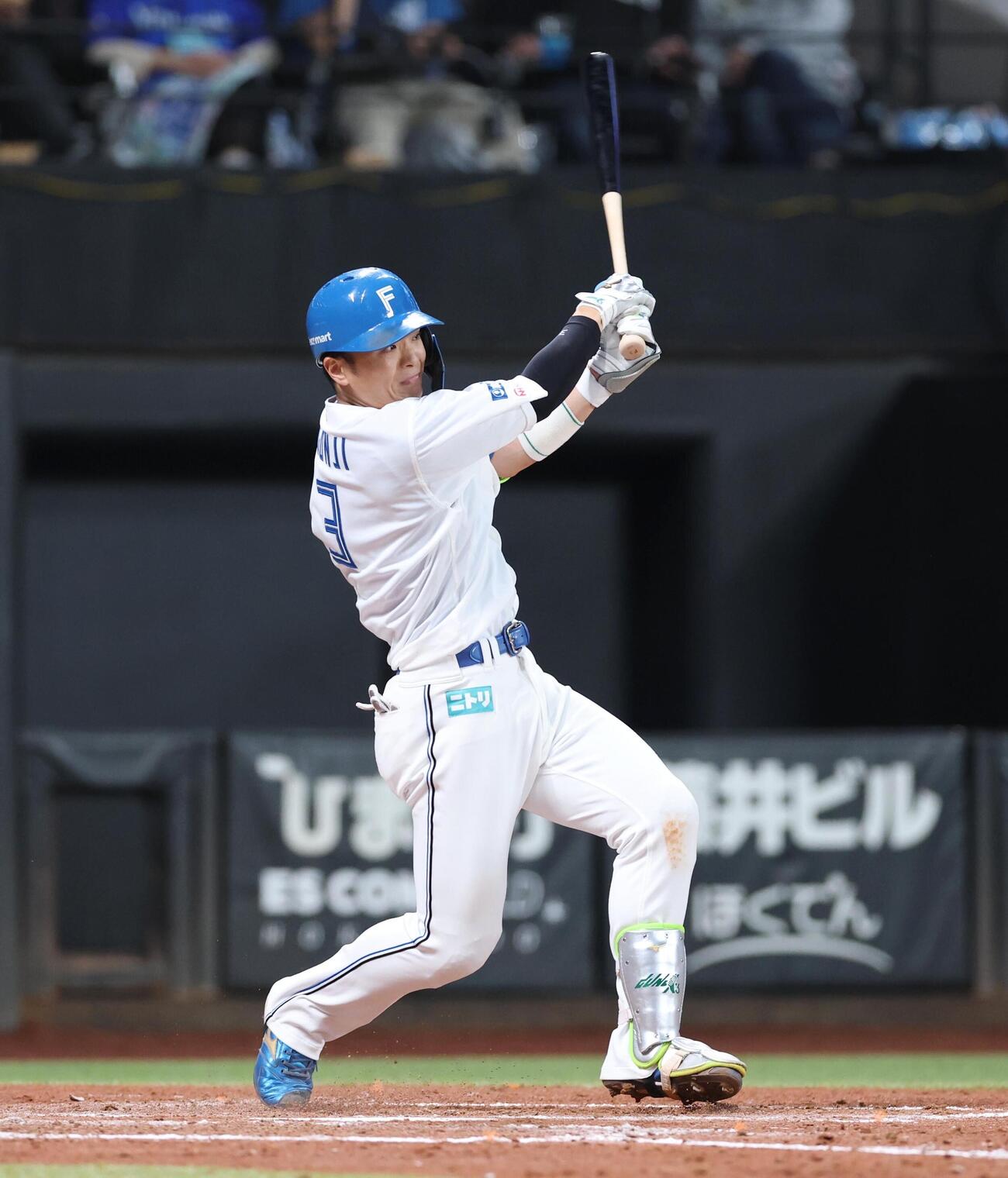 日本ハム対DeNA 3回裏日本ハム1死一、二塁、適時二塁打を放つ郡司裕也（撮影・黒川智章）