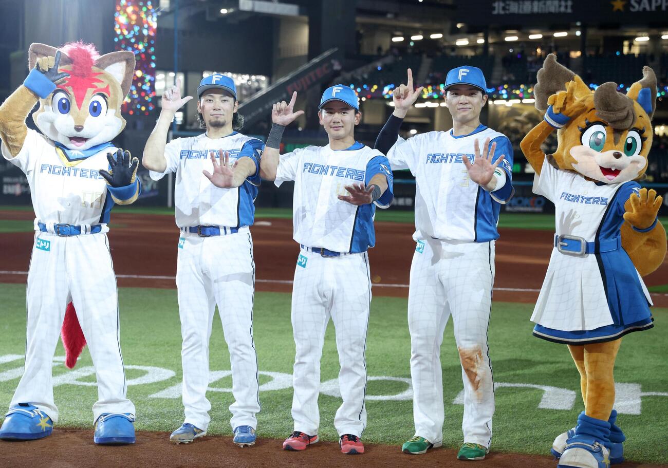 日本ハム対DeNA　試合後、笑顔でポーズをとる左から伊藤大海、大塚瑠晏、郡司裕也（撮影・黒川智章）