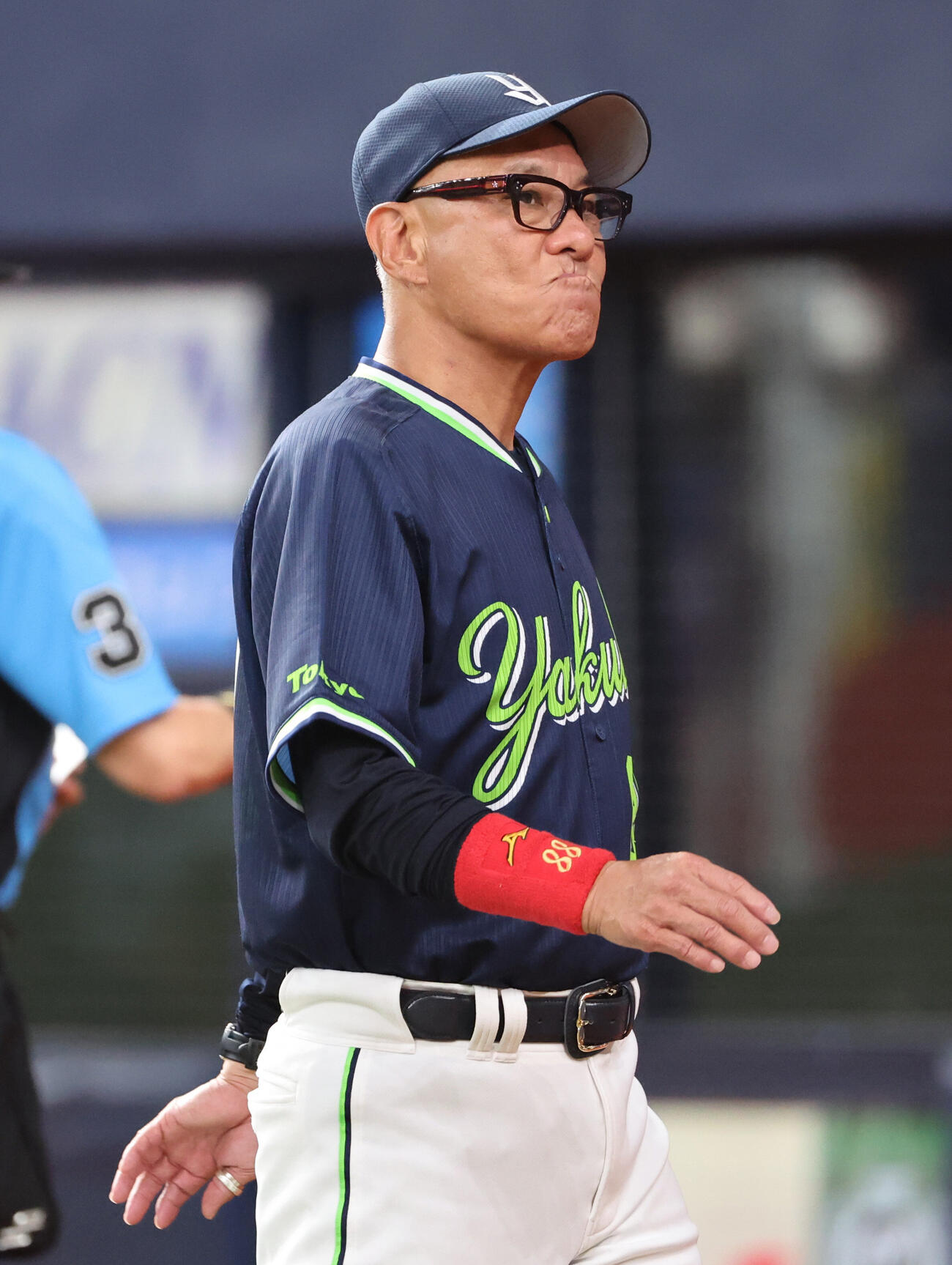オリックス対ヤクルト　8回の攻撃を終え、選手交代を告げベンチに戻るヤクルト池山隆寛監督（撮影・西尾就之）